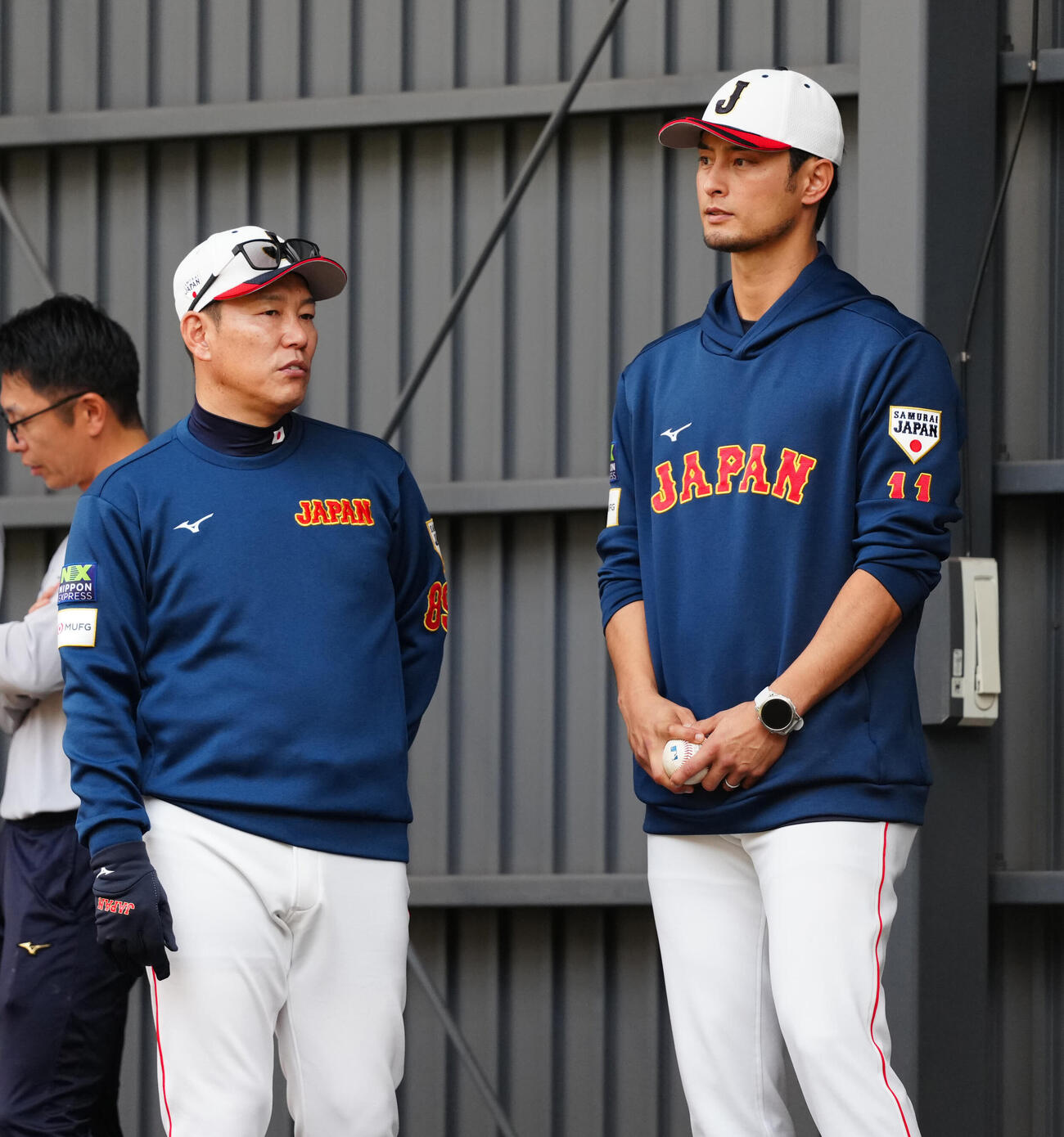 ブルペンで言葉を交わす井端監督（左）とダルビッシュ（撮影・垰建太）
