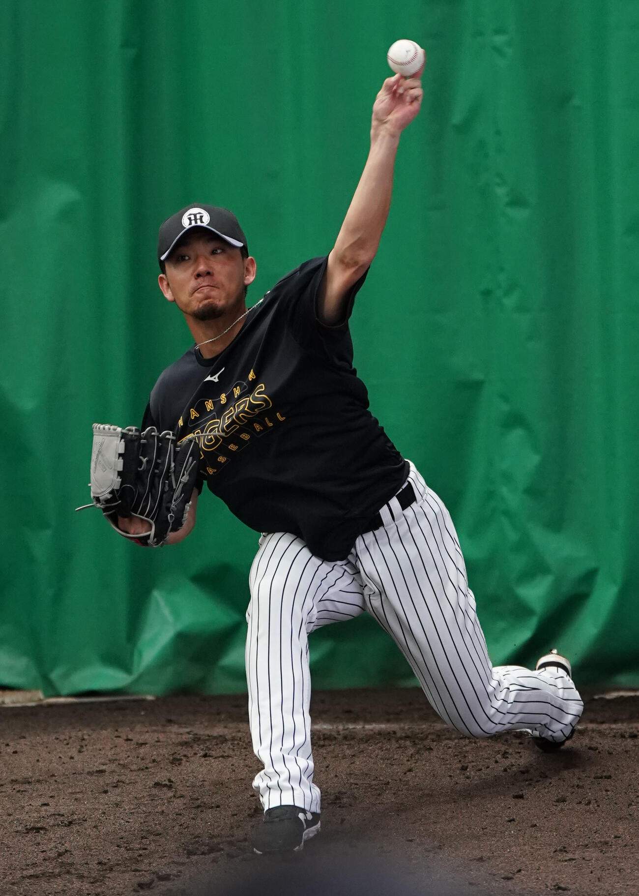 ブルペンで投球練習をする伊藤将（撮影・森本幸一）