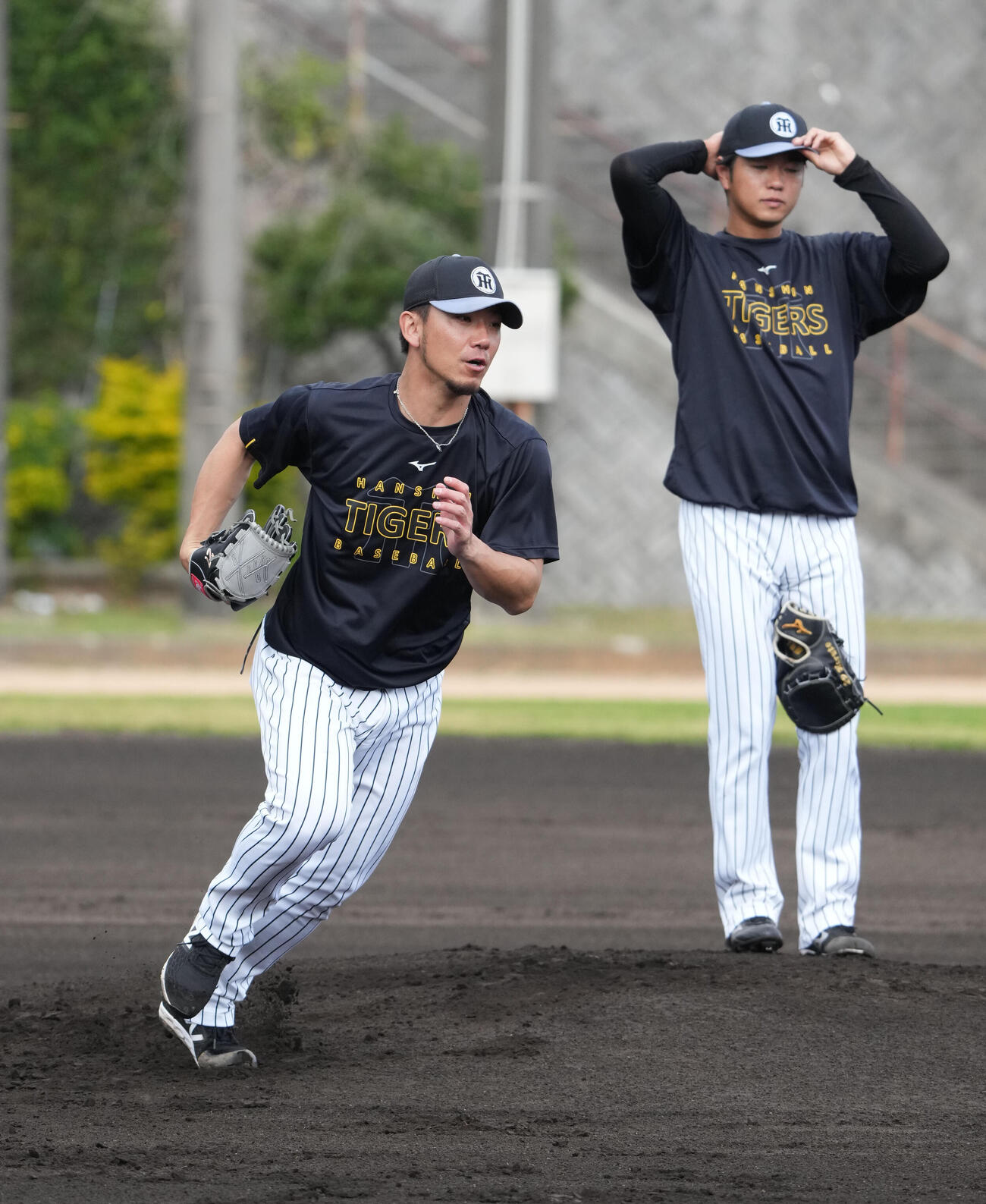 ノックを受ける伊藤将（左）右は高橋（撮影・森本幸一）