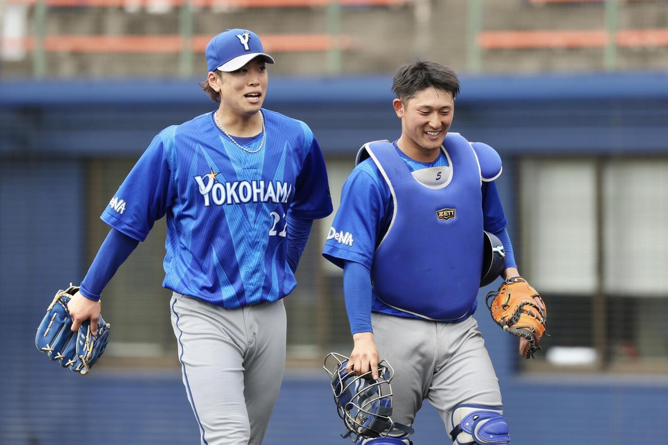 中日対DeNA 1回裏を抑えベンチに戻る入江（左）と松尾（撮影・河田真司）