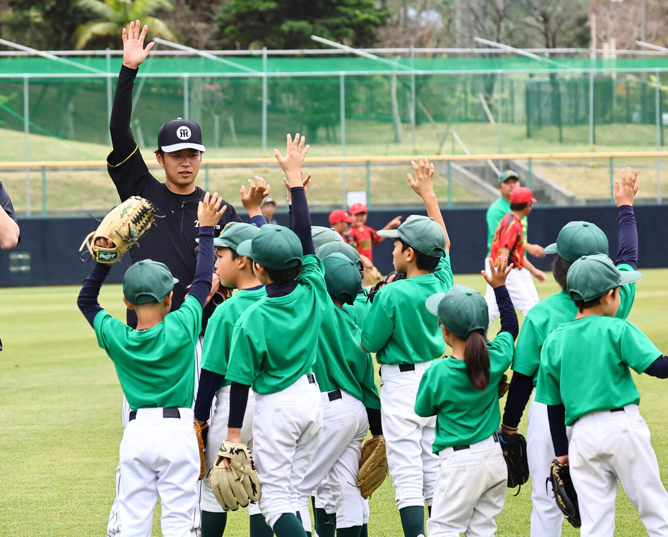 野球教室で子供らとふれあう阪神高橋（撮影・上田博志）