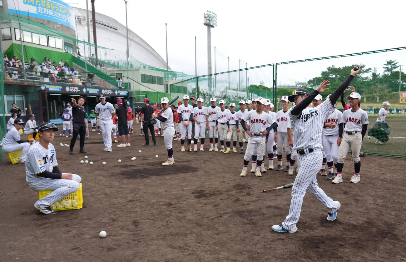 中野（手前・右）は練習後に行われた野球教室で子どもたちにアドバイスをする（撮影・森本幸一）