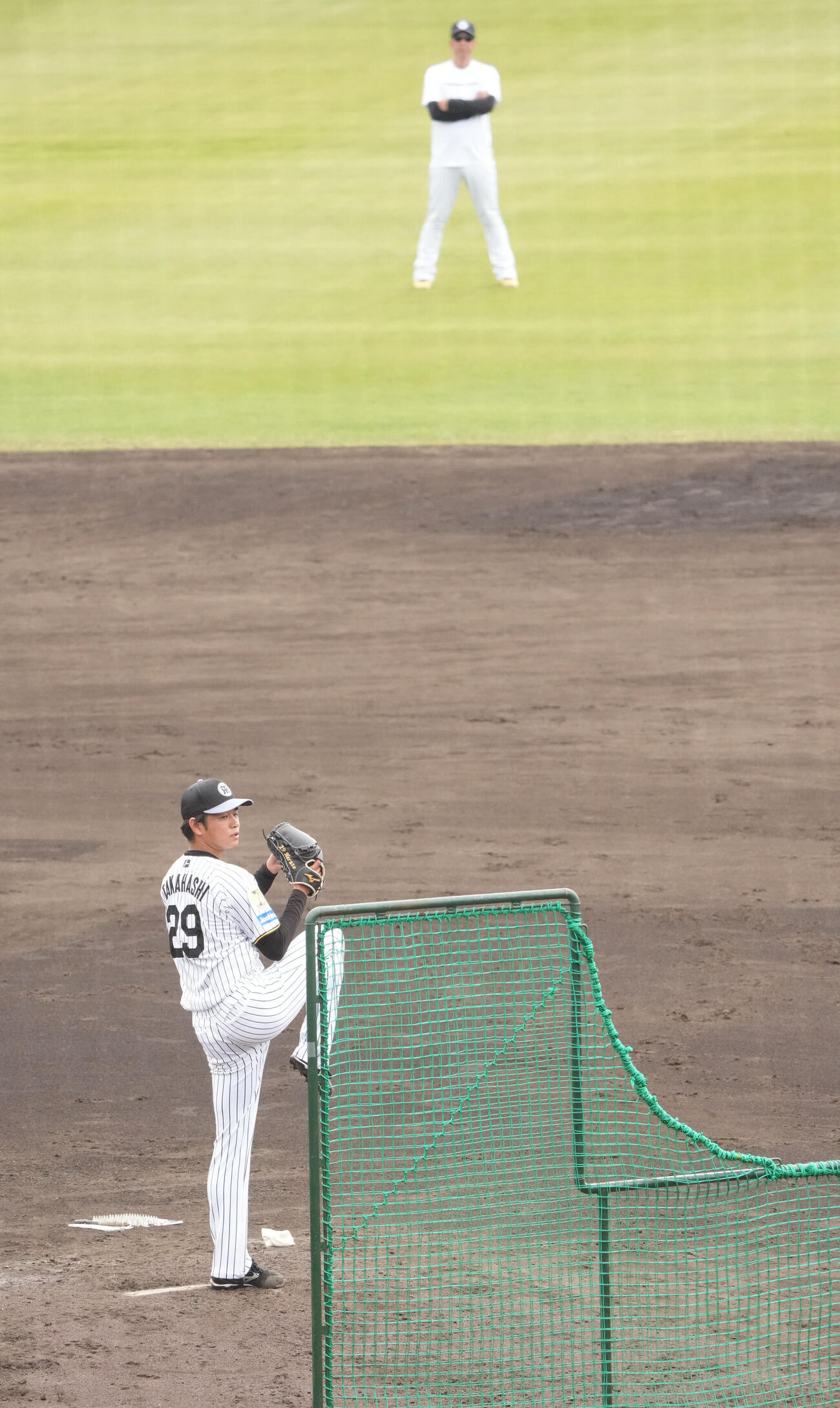 ライブBPに登板する高橋（手前）奥は藤川監督（撮影・森本幸一）