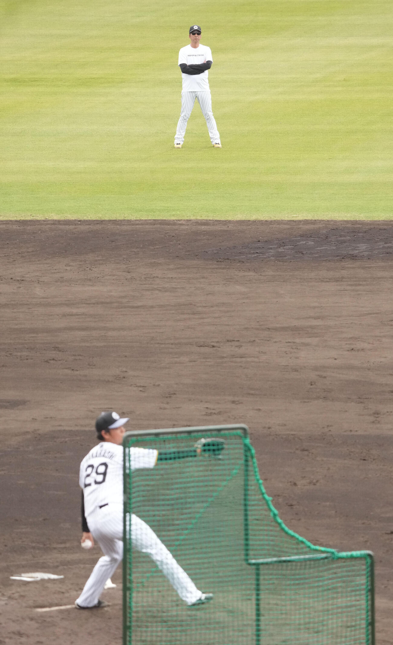 ライブBPに登板する高橋（手前）を見つめる藤川監督（撮影・森本幸一）