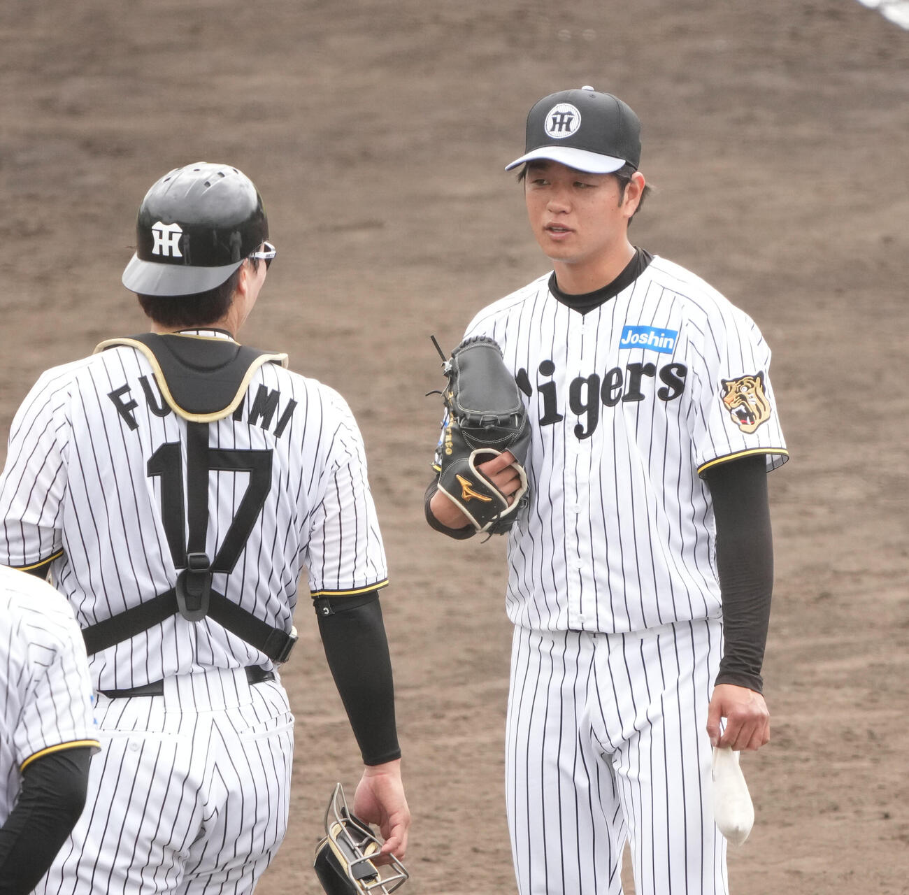 高橋（右）はライブBPを終え伏見と言葉を交わす（撮影・森本幸一）