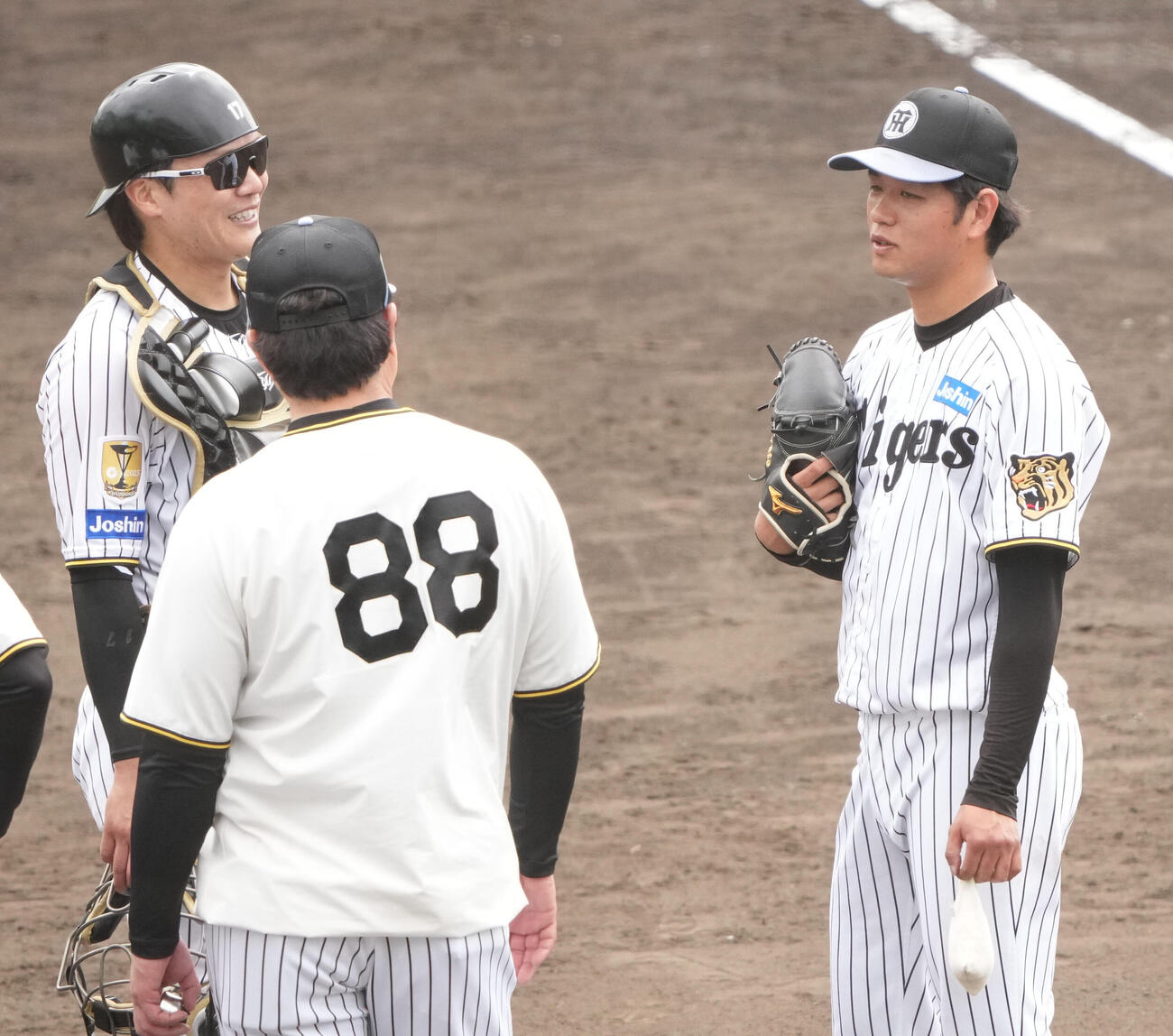 高橋（右）はライブBPを終え伏見らと言葉を交わす（撮影・森本幸一）