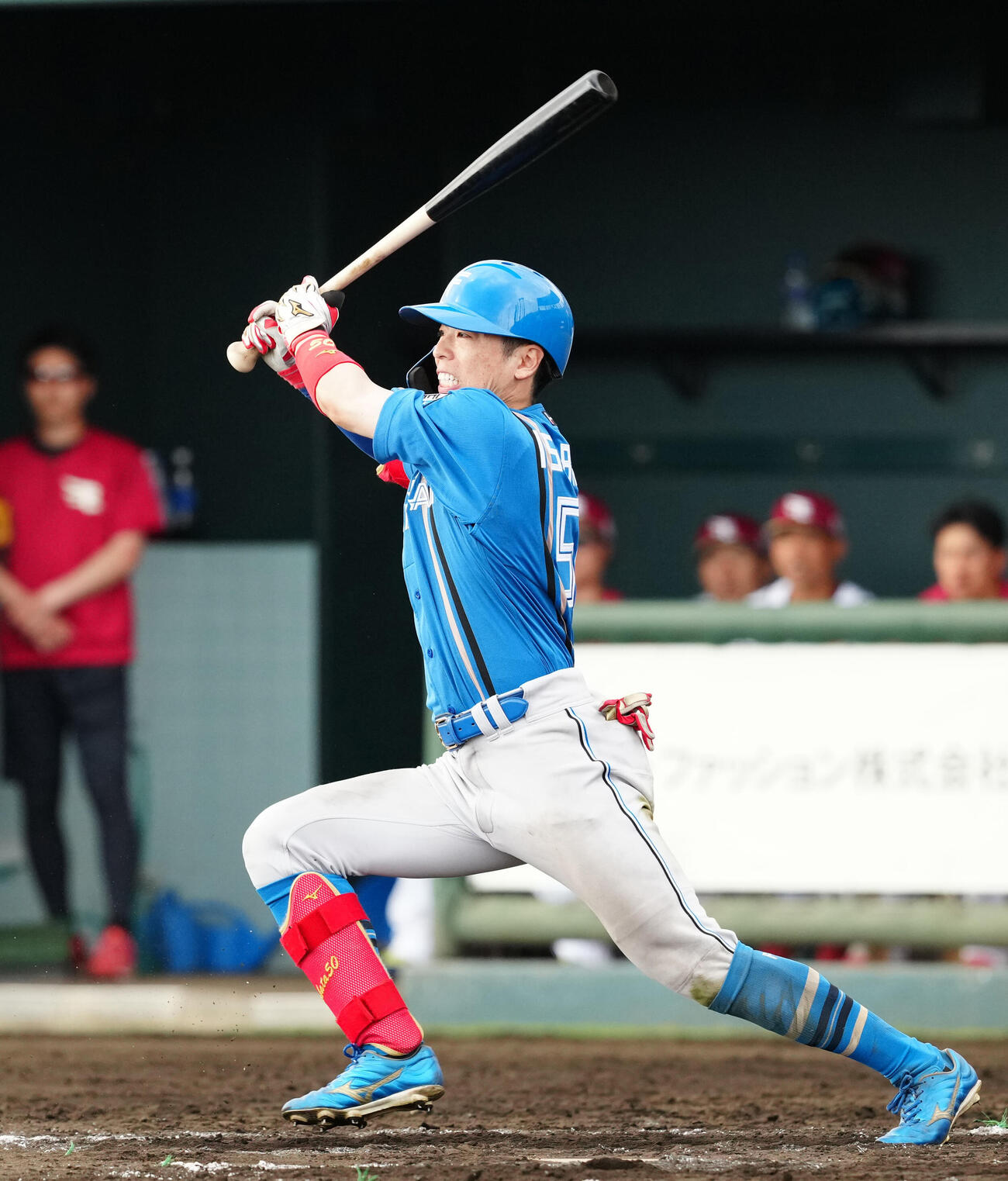 楽天対日本ハム　9回表日本ハム1死一、二塁、内野安打とする五十幡（撮影・江口和貴）