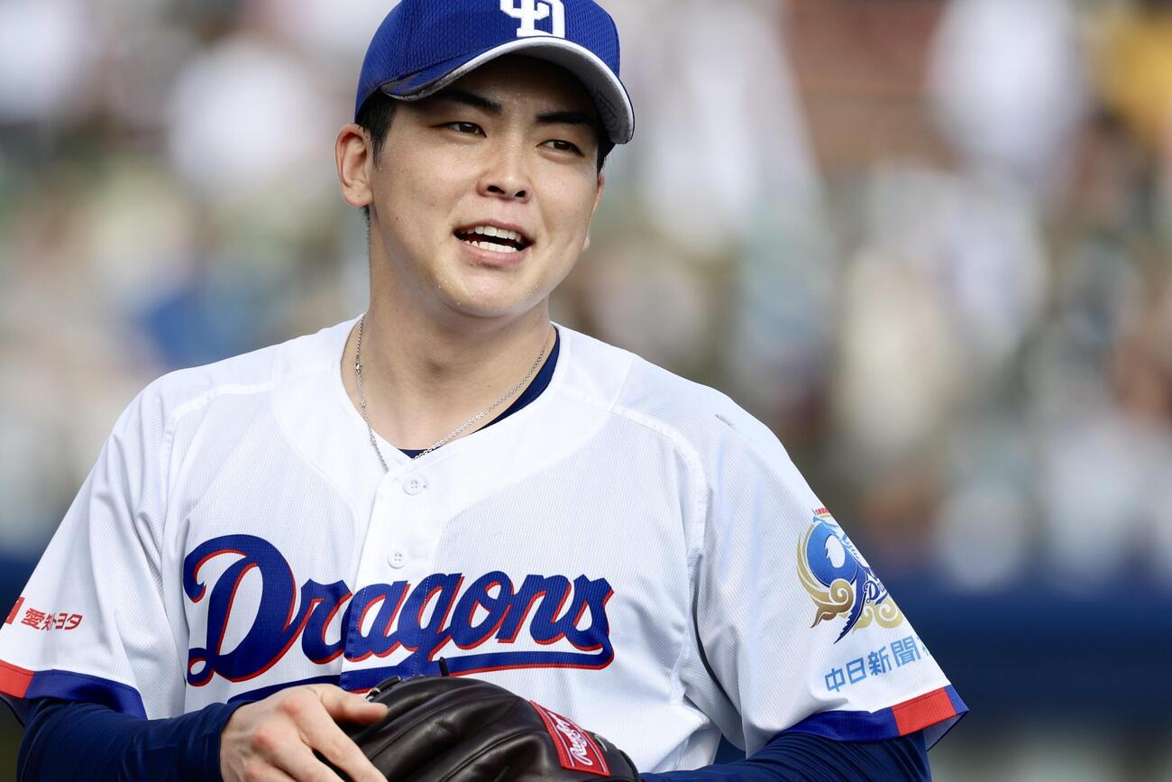 中日対DeNA 8回表を抑え、笑顔でベンチに戻る中西（撮影・河田真司）
