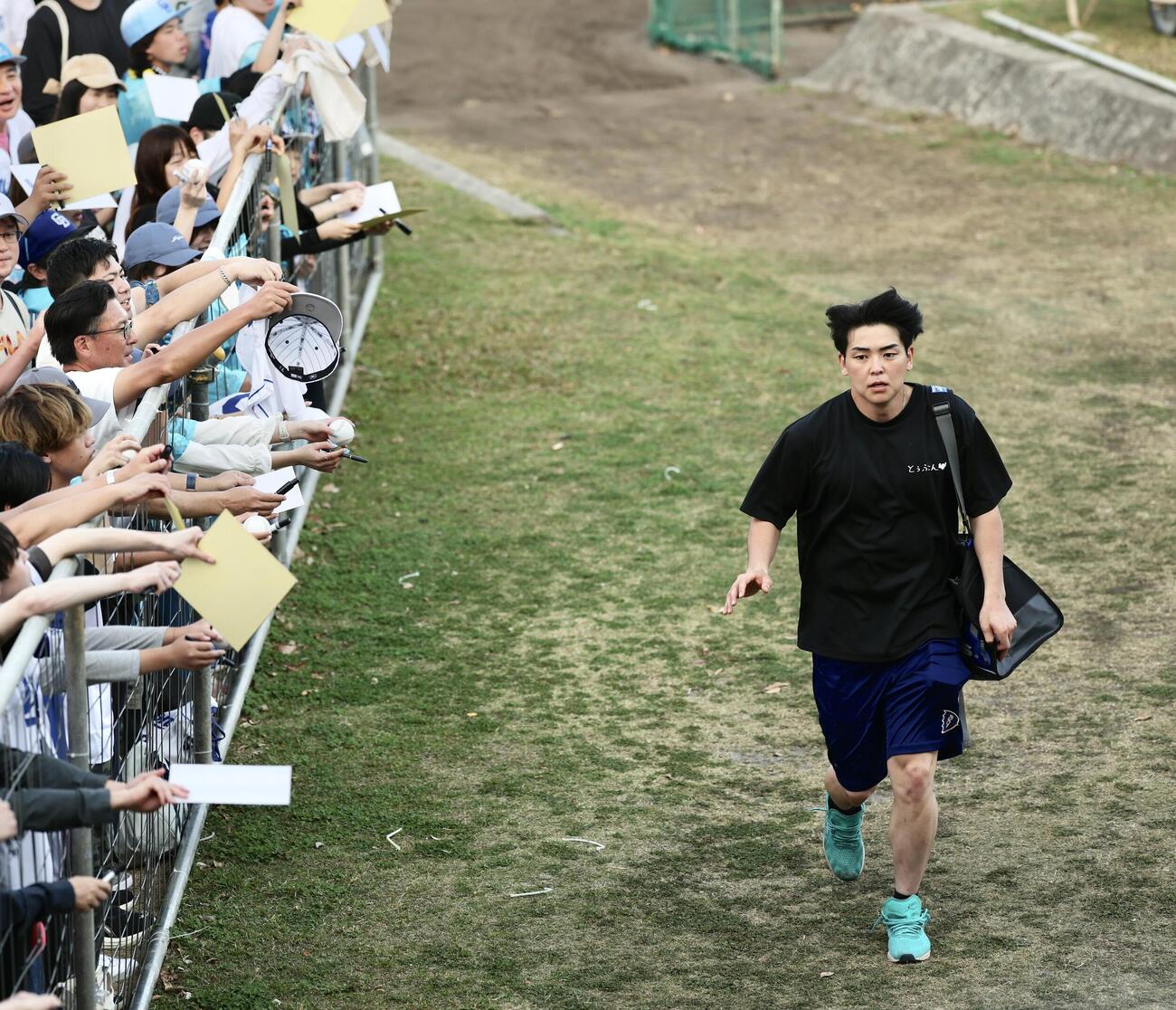 移動する中日中西（撮影・河田真司）