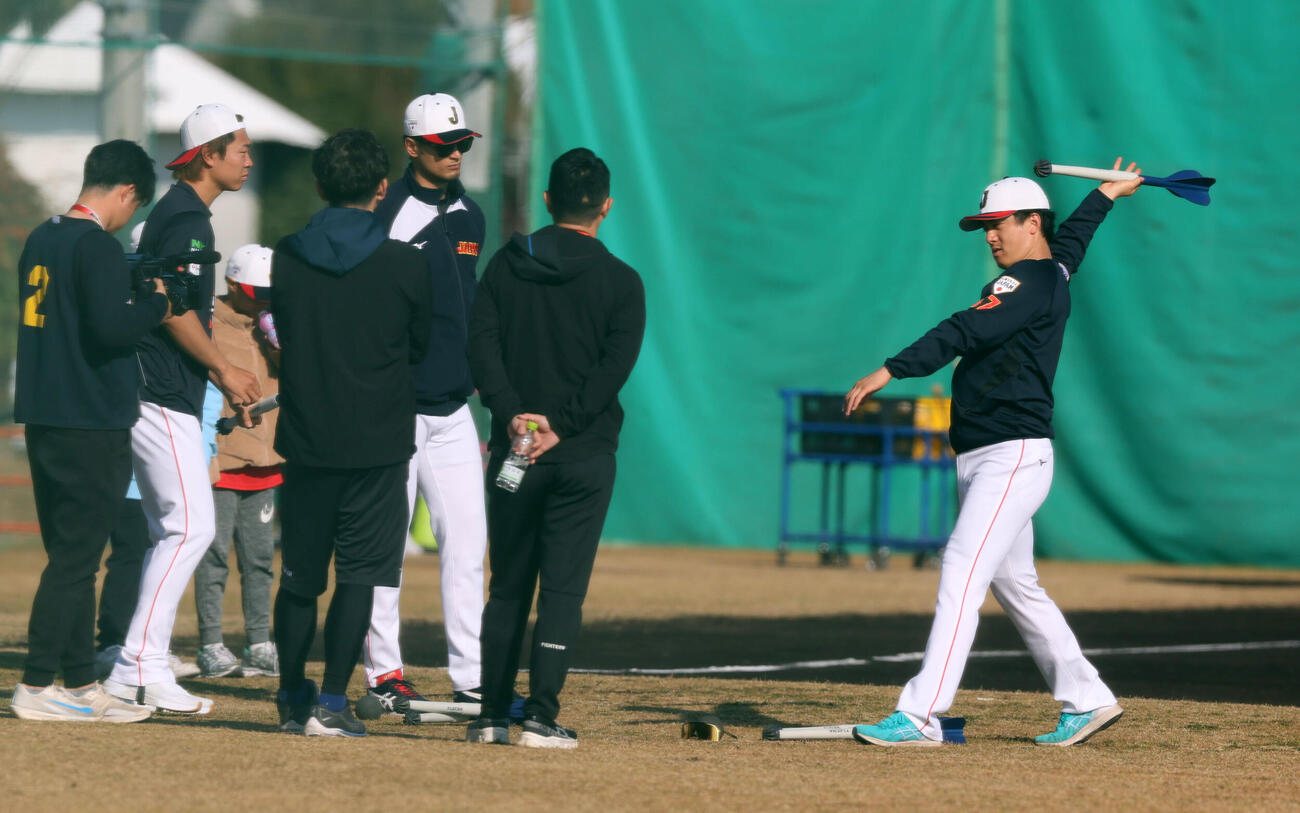 サブグラウンドでアドバイザーのダルビッシュ（中央）とやりを手に話す侍ジャパン北山。左は高橋宏（撮影・加藤哉）