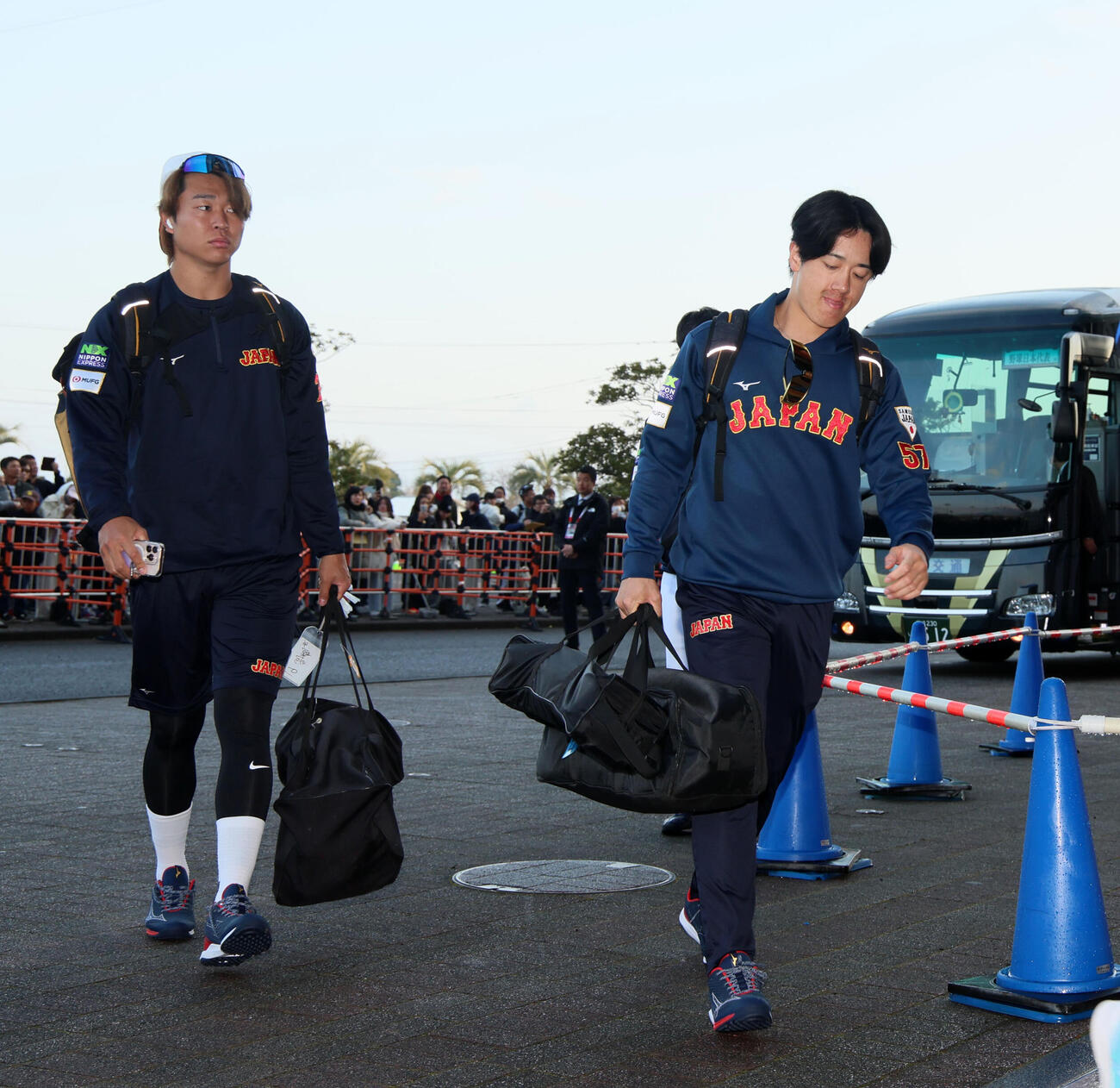 球場に到着した侍ジャパン高橋宏（左）と北山（撮影・加藤哉）