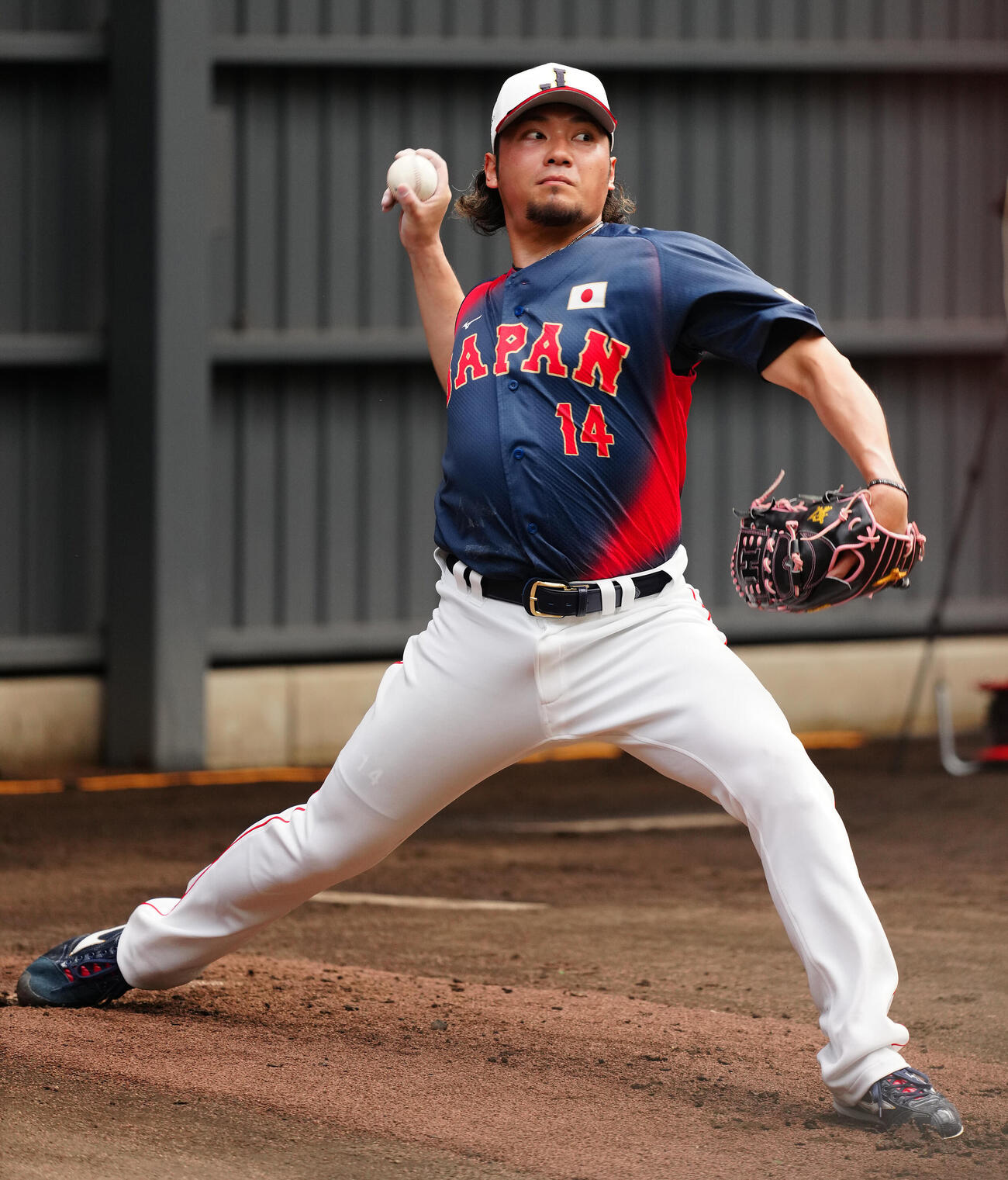 ブルペンで投球する伊藤（撮影・垰建太）