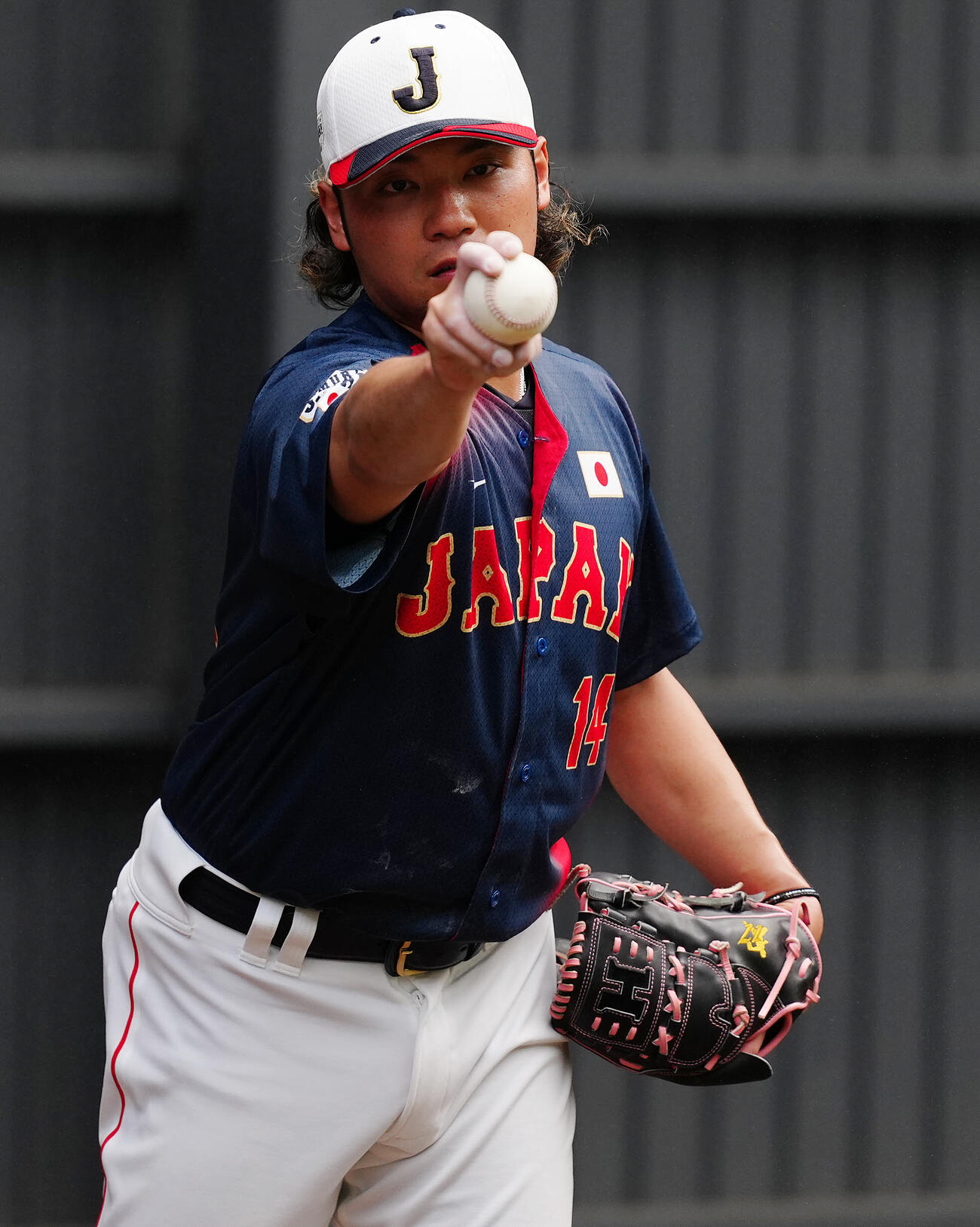 ブルペンで投球練習する伊藤（撮影・垰建太）
