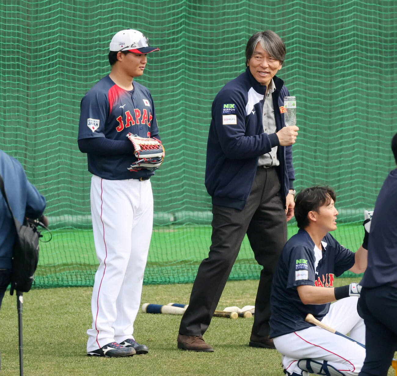 撃練習を終えた侍ジャパン森下（左）はグラブを手に松井氏と話し込む（撮影・加藤哉）