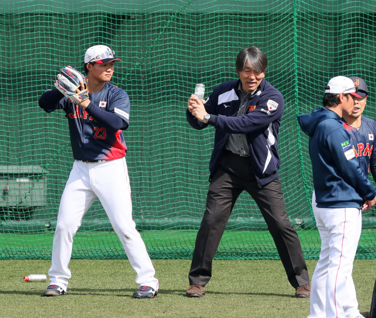 松井氏（右）からアドバイスを受ける侍ジャパン森下（撮影・加藤哉）