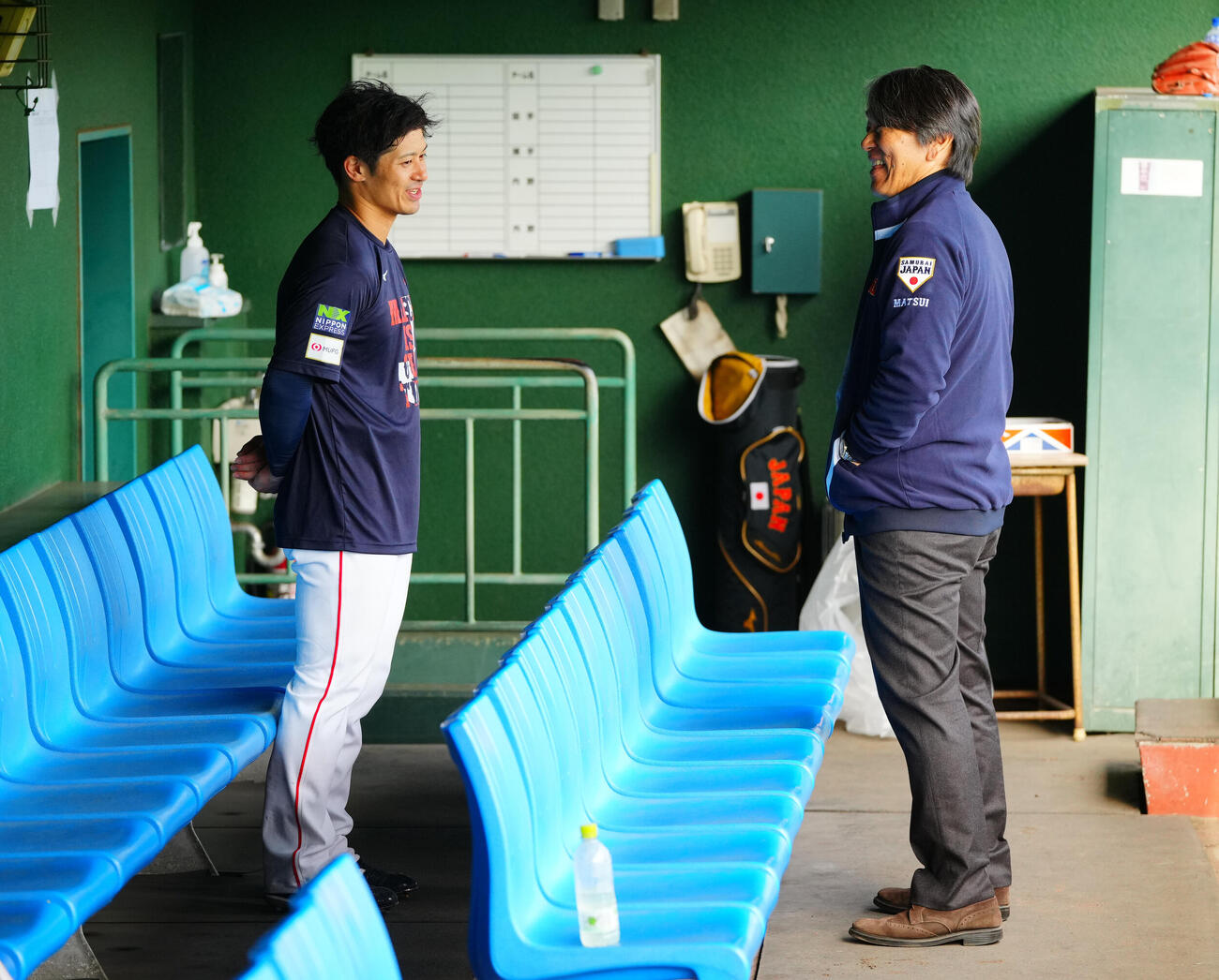 特打を終えベンチで松井氏（右）からアドバイスを受ける坂本（撮影・垰建太）