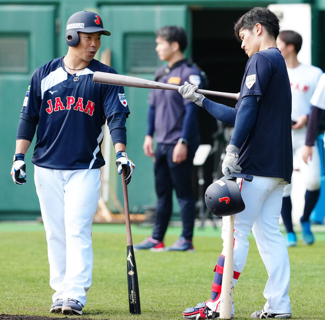 近藤（左）のアドバイスを受ける坂本（撮影・垰建太）