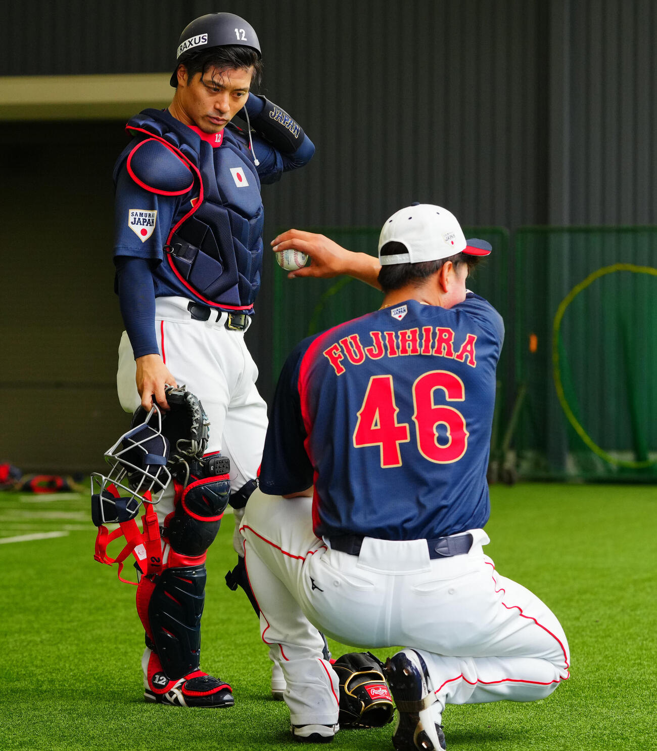 ブルペン投球を終えた藤平（手前）と話す坂本（撮影・垰建太）