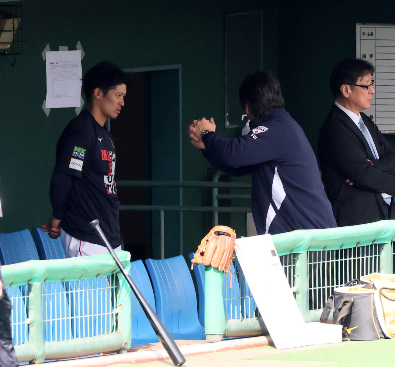 侍ジャパン坂本（左）は松井氏からベンチ内でアドバイス受ける（撮影・加藤哉）