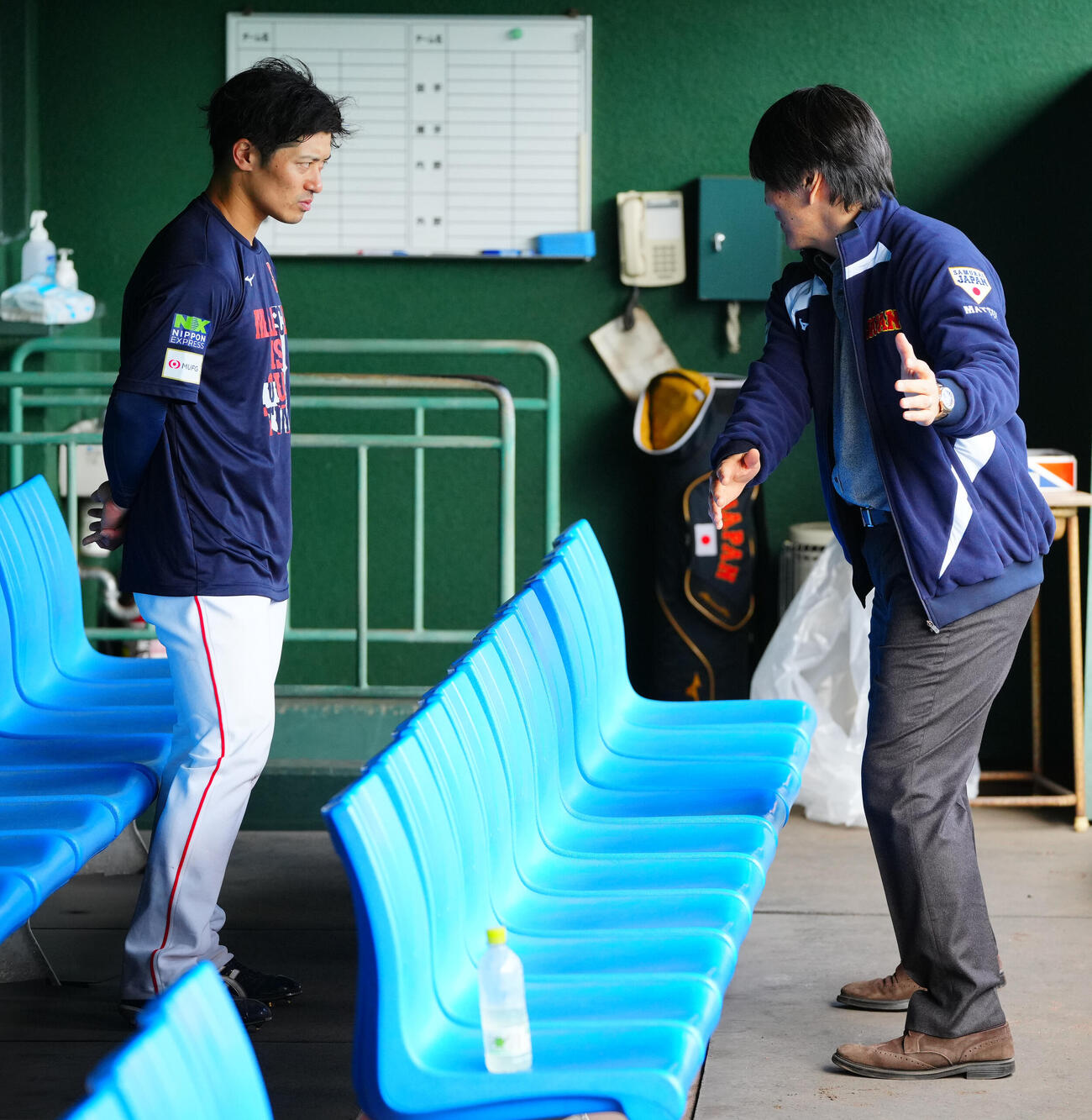 特打を終えベンチで松井氏（右）からアドバイスを受ける坂本（撮影・垰建太）