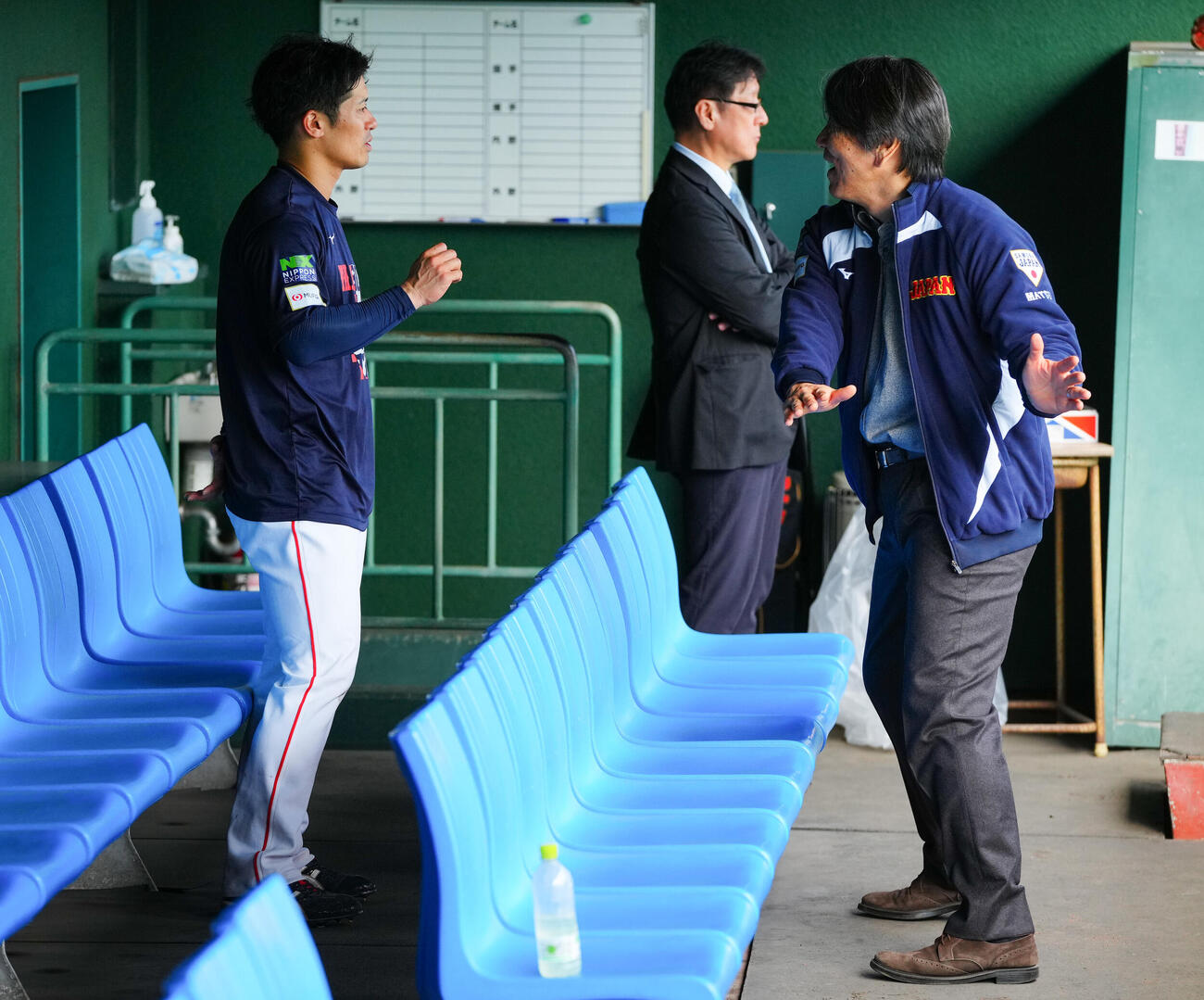 特打を終えベンチで松井氏（右）からアドバイスを受ける坂本（撮影・垰建太）