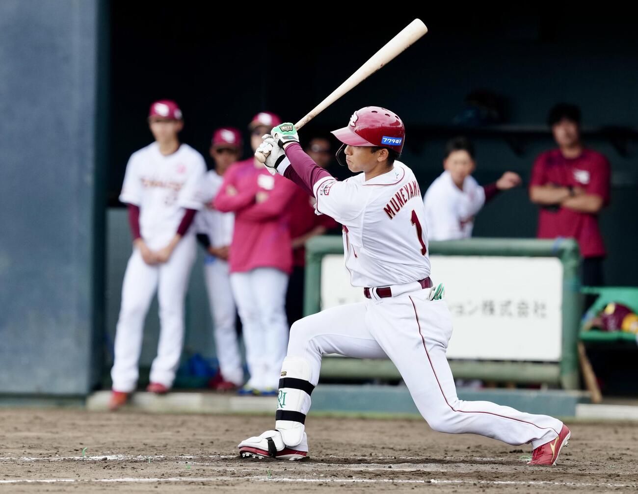 楽天対日本ハム　5回裏楽天1死満塁、2点適時打を放つ宗山（撮影・江口和貴）