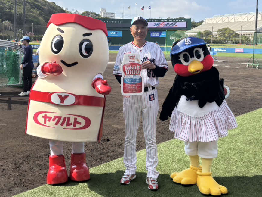 記念撮影を行う、左からヤクルトマン、ヤクルト池山監督、つばみ（撮影・塚本光）