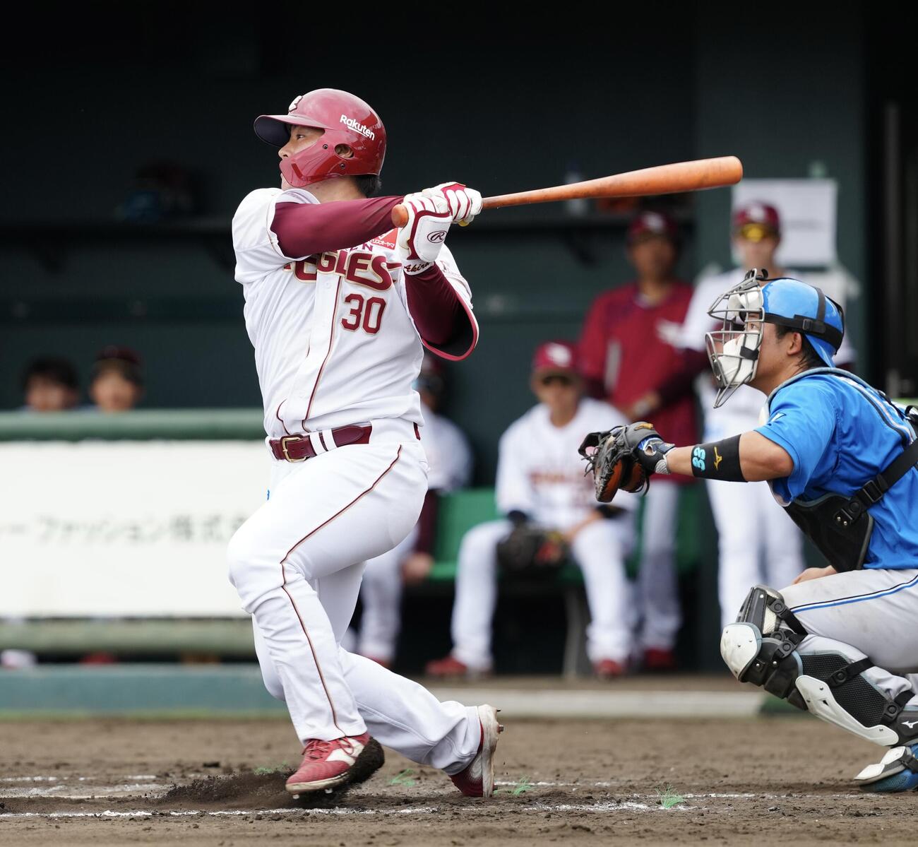 楽天対日本ハム　4回裏楽天無死一塁、左前打を放つ繁永（撮影・江口和貴）