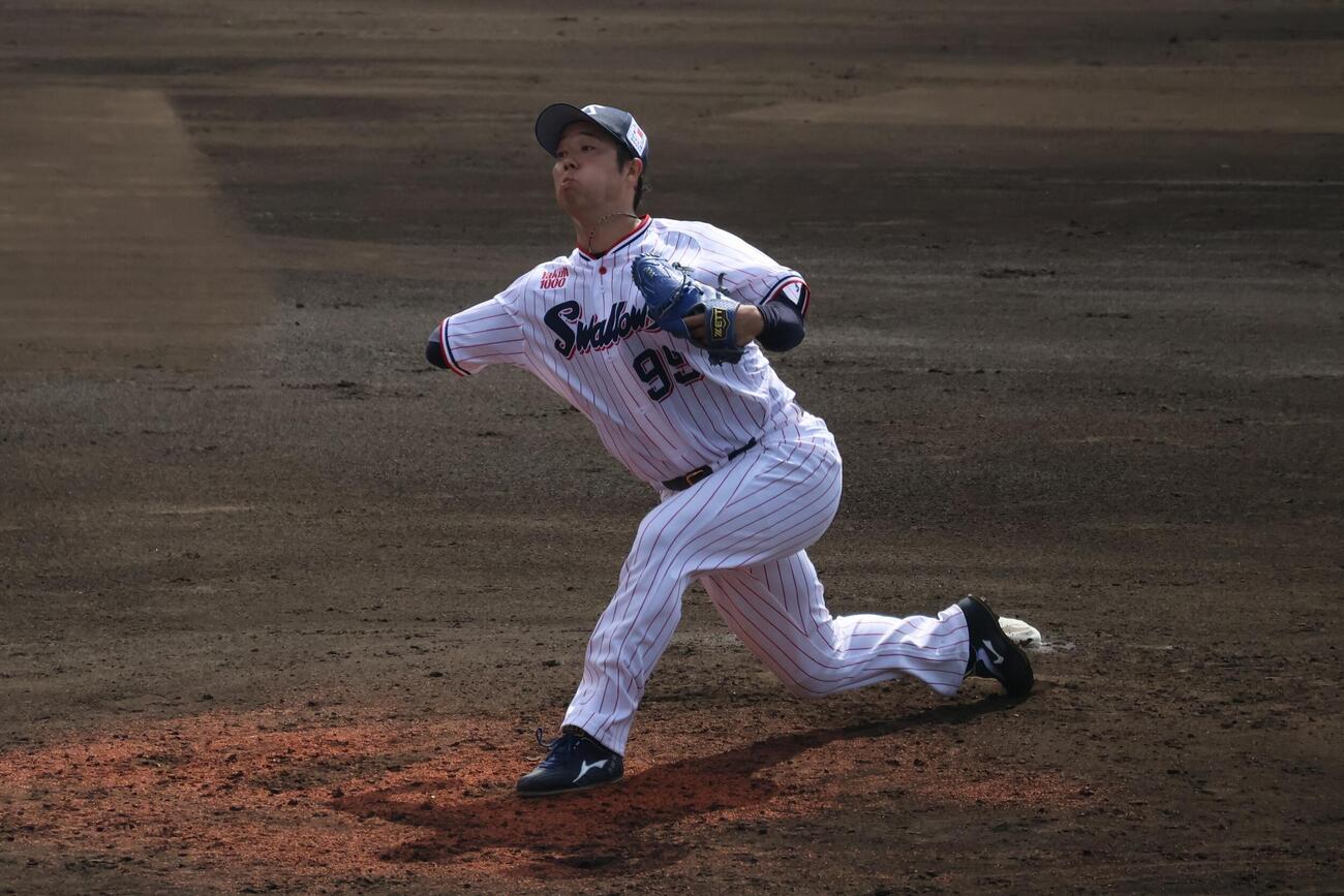 練習試合ヤクルト対ロッテ　2番手で登板したヤクルト青柳（撮影・塚本光）