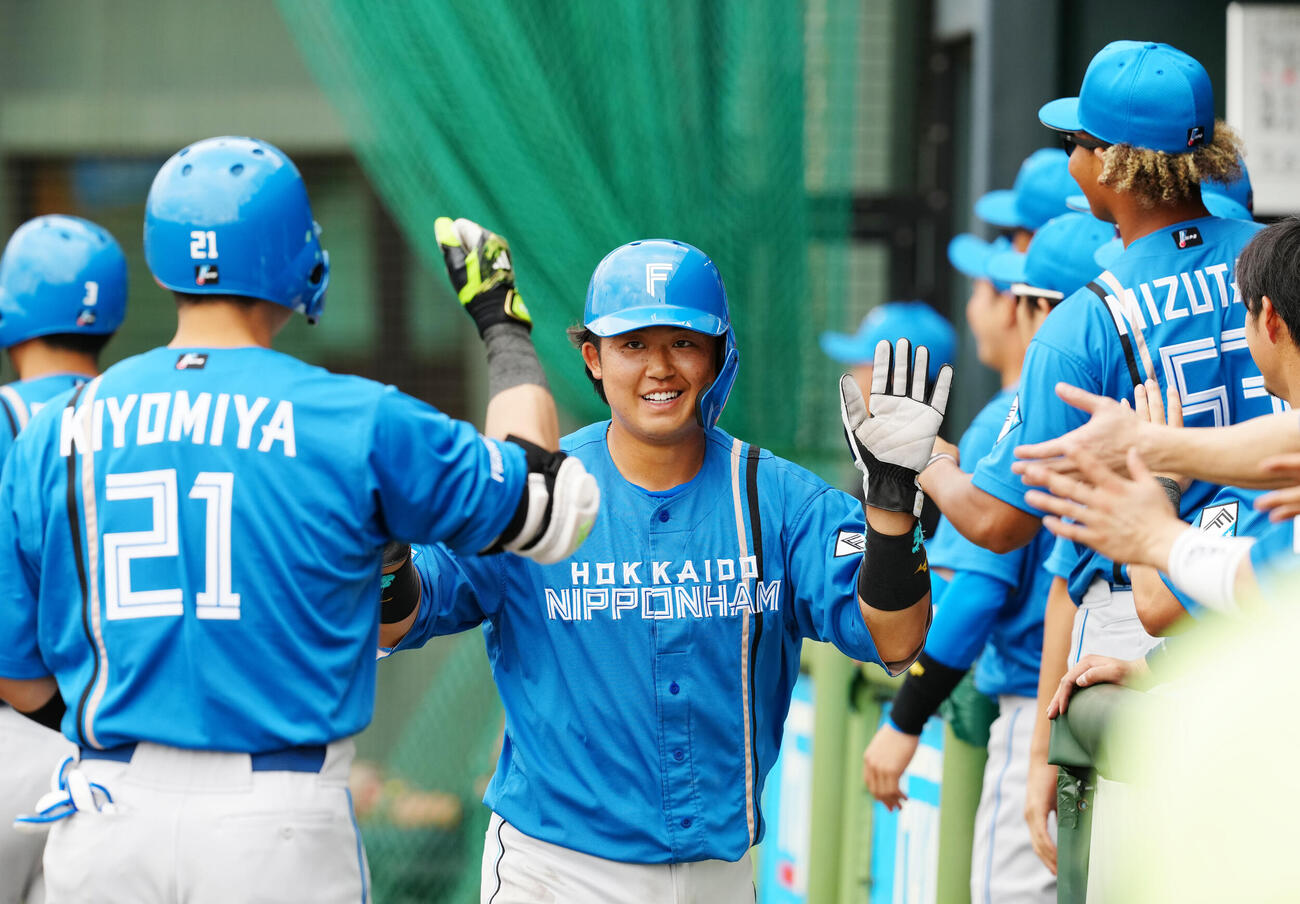 楽天対日本ハム　3回表日本ハム1死三塁、五十幡の一ゴロで生還した走者進藤（中央）（撮影・江口和貴）