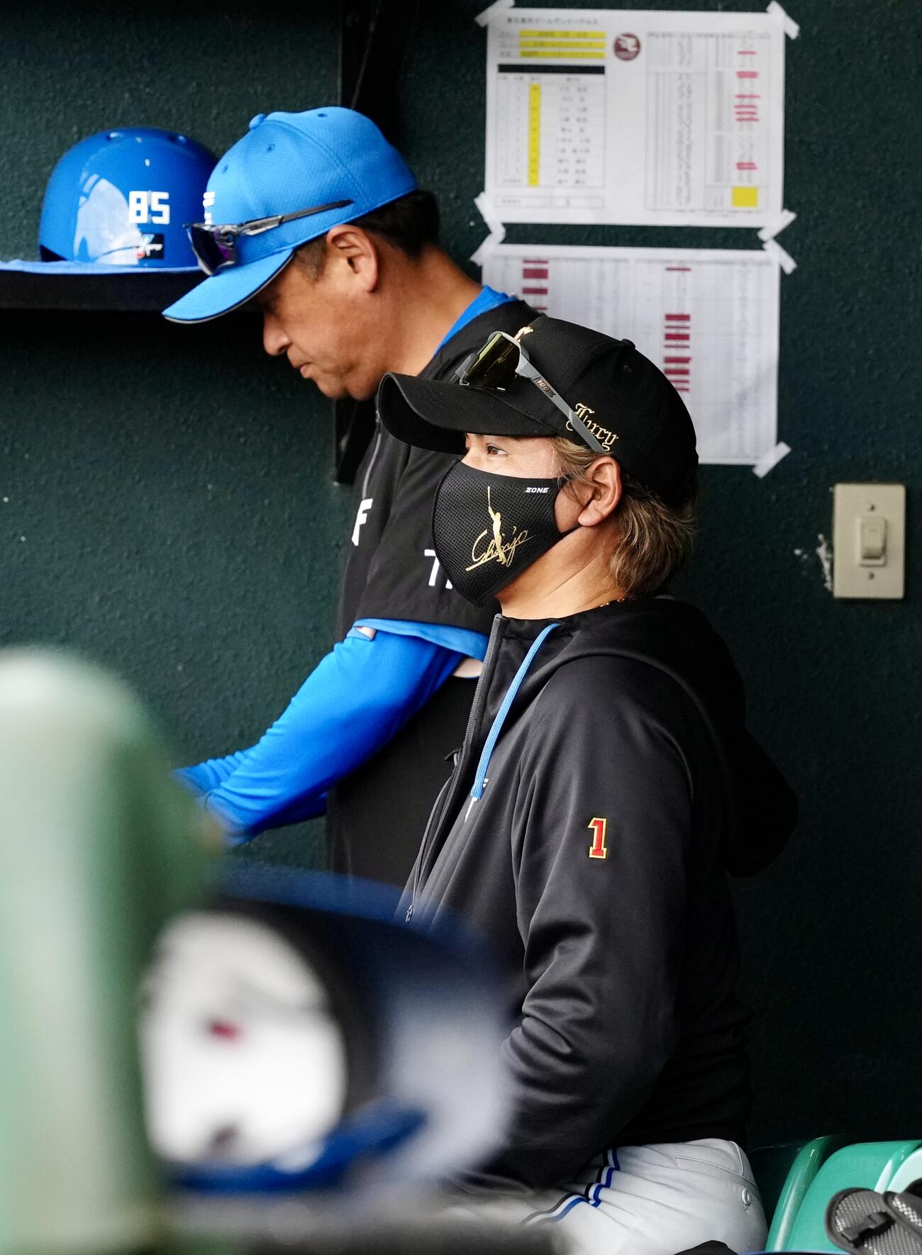 楽天対日本ハム　5回裏、ベンチで厳しい表情の日本ハム新庄監督（手前）（撮影・江口和貴）