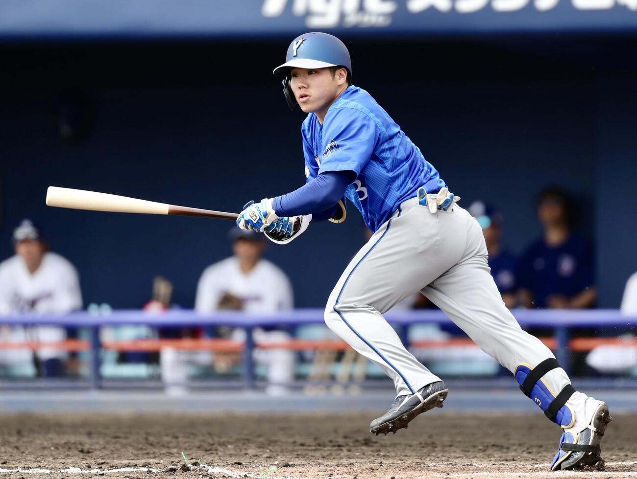 中日対DeNA 2回表DeNA2死一塁、左前打を放つ小田（撮影・河田真司）