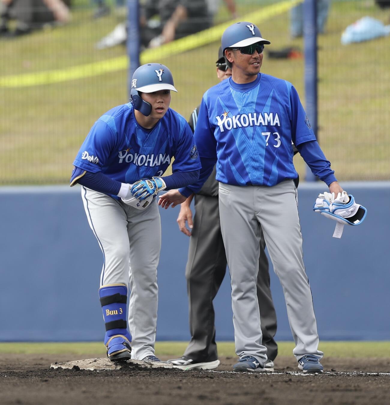 中日対DeNA 2回表DeNA2死一塁、左前打を放ち出塁する小田（撮影・河田真司）