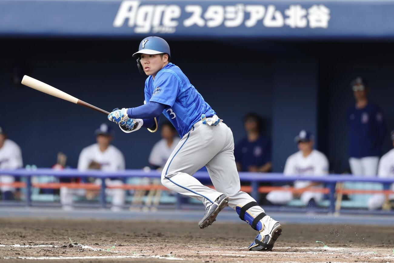 中日対DeNA 2回表DeNA2死一塁、左前打を放つ小田（撮影・河田真司）