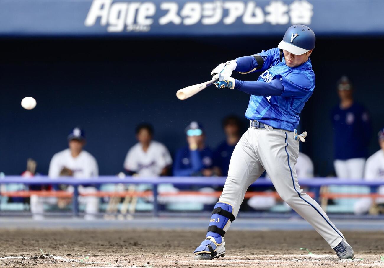 中日対DeNA 2回表DeNA2死一塁、左前打を放つ小田（撮影・河田真司）