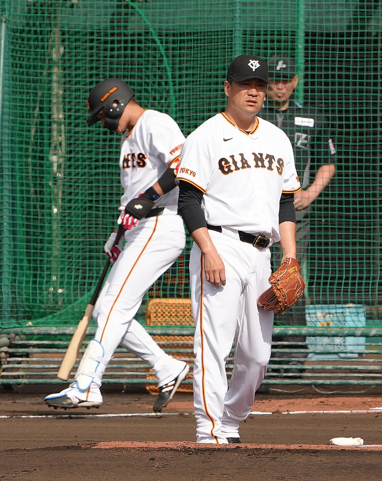 ライブBPに登板した巨人田中将（手前）。打者坂本勇（撮影・足立雅史）
