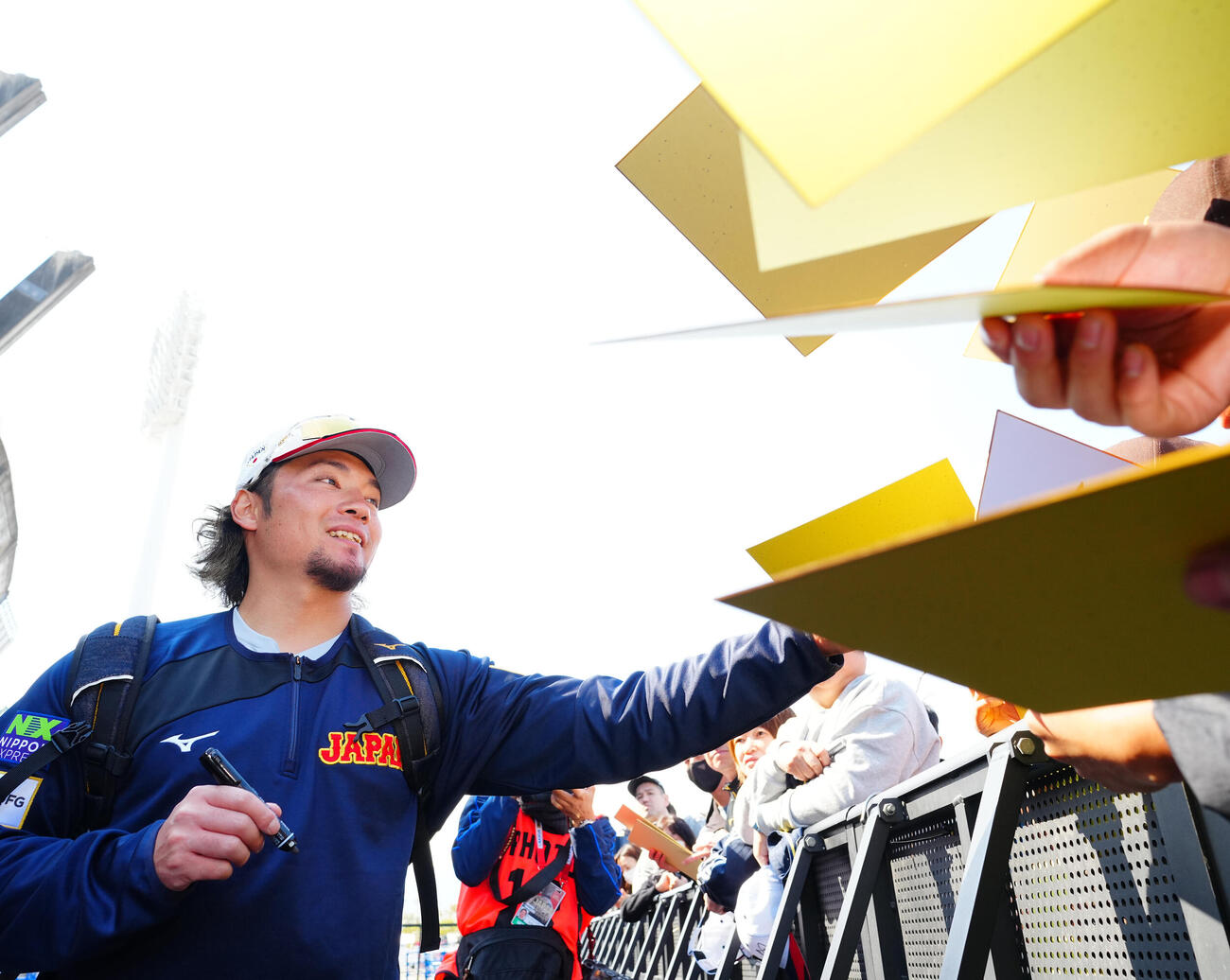 休日練習を終え待っていたファンへのサインに応じる伊藤（撮影・垰建太）