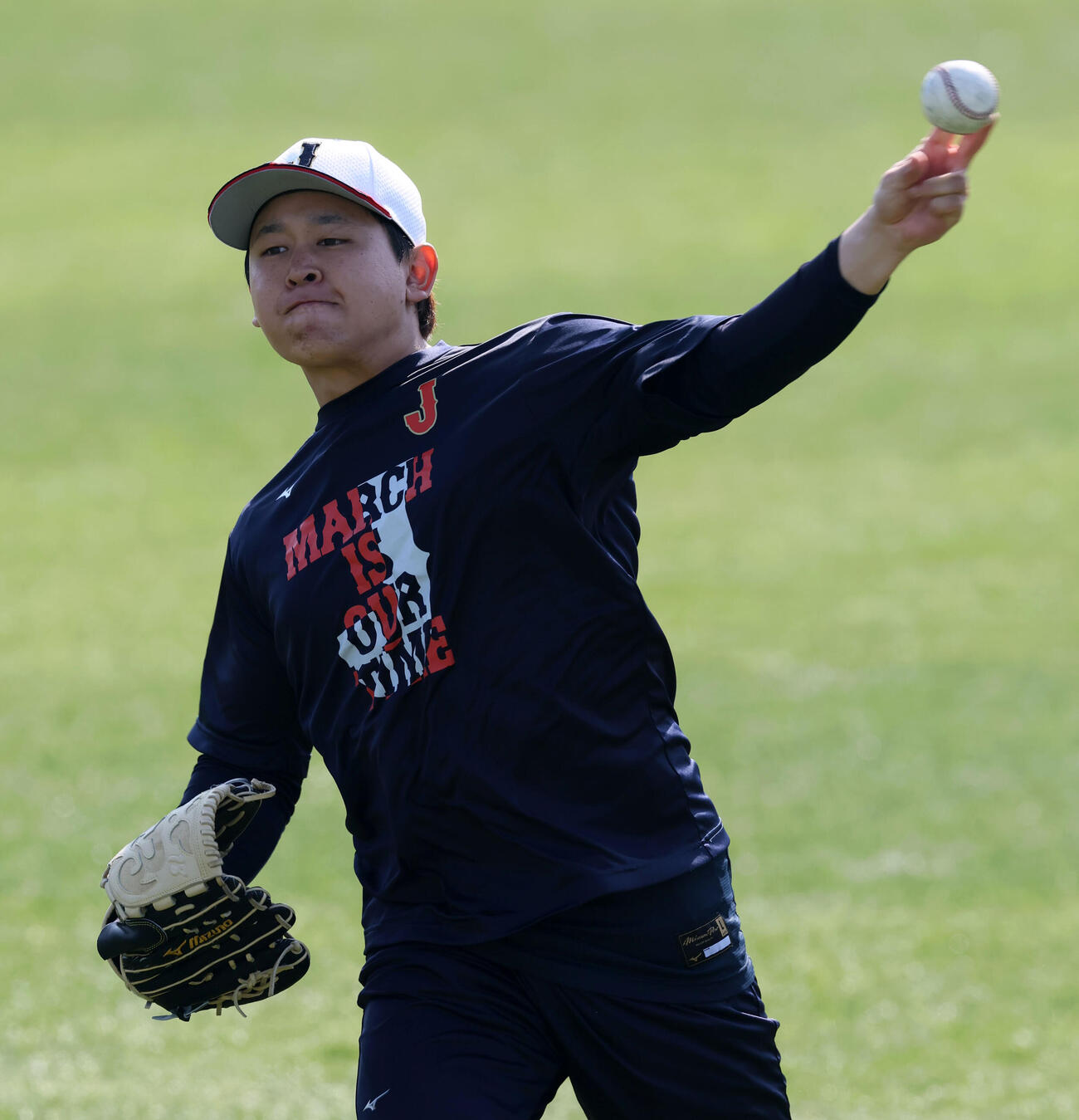 休日返上で練習しキャッチボールする侍ジャパン宮城（撮影・加藤哉）