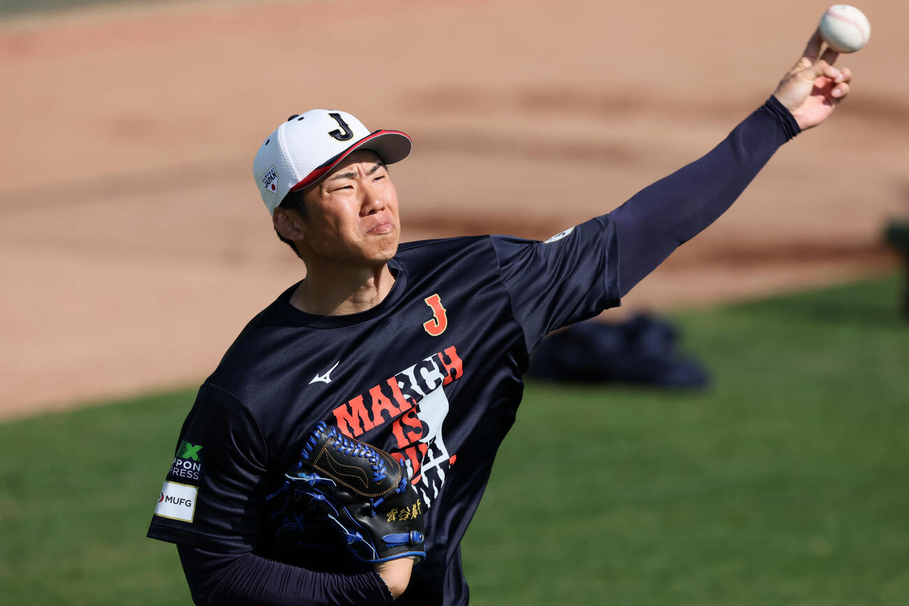 休日返上で練習しキャッチボールする侍ジャパン曽谷（撮影・加藤哉）