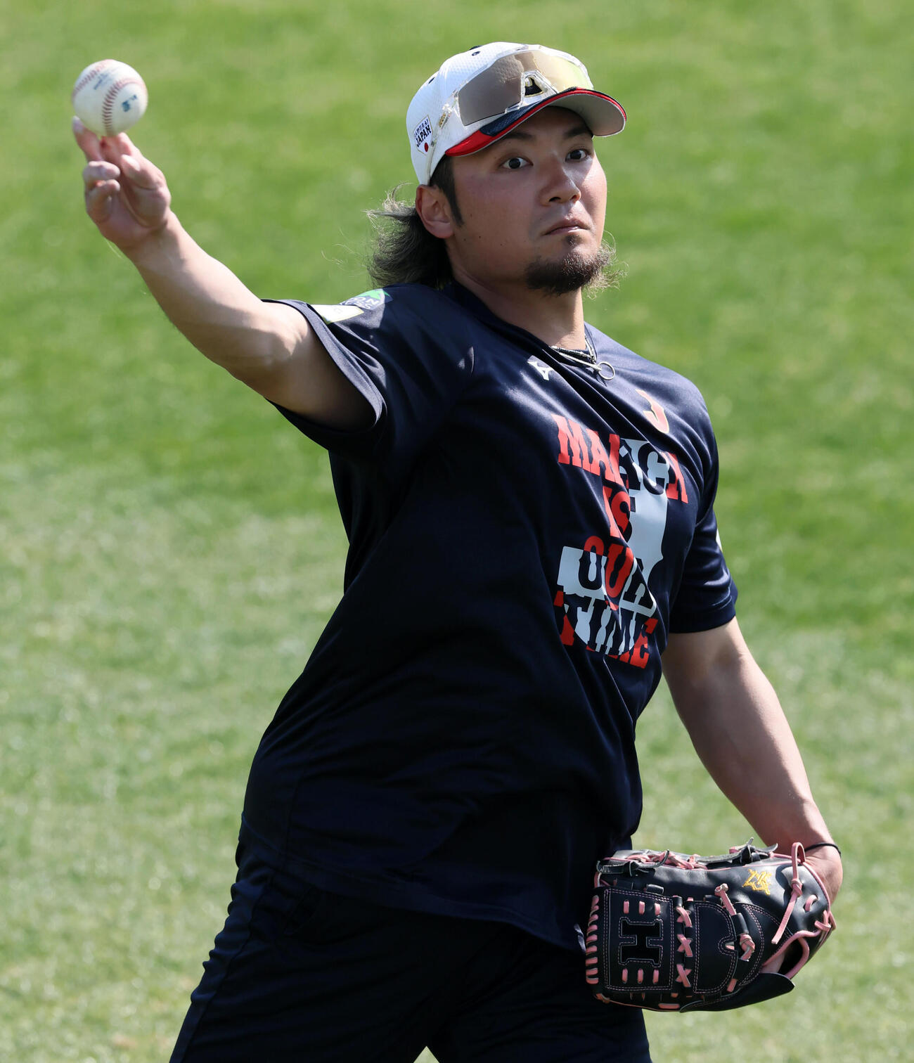 休日返上で練習しキャッチボールする侍ジャパン伊藤（撮影・加藤哉）