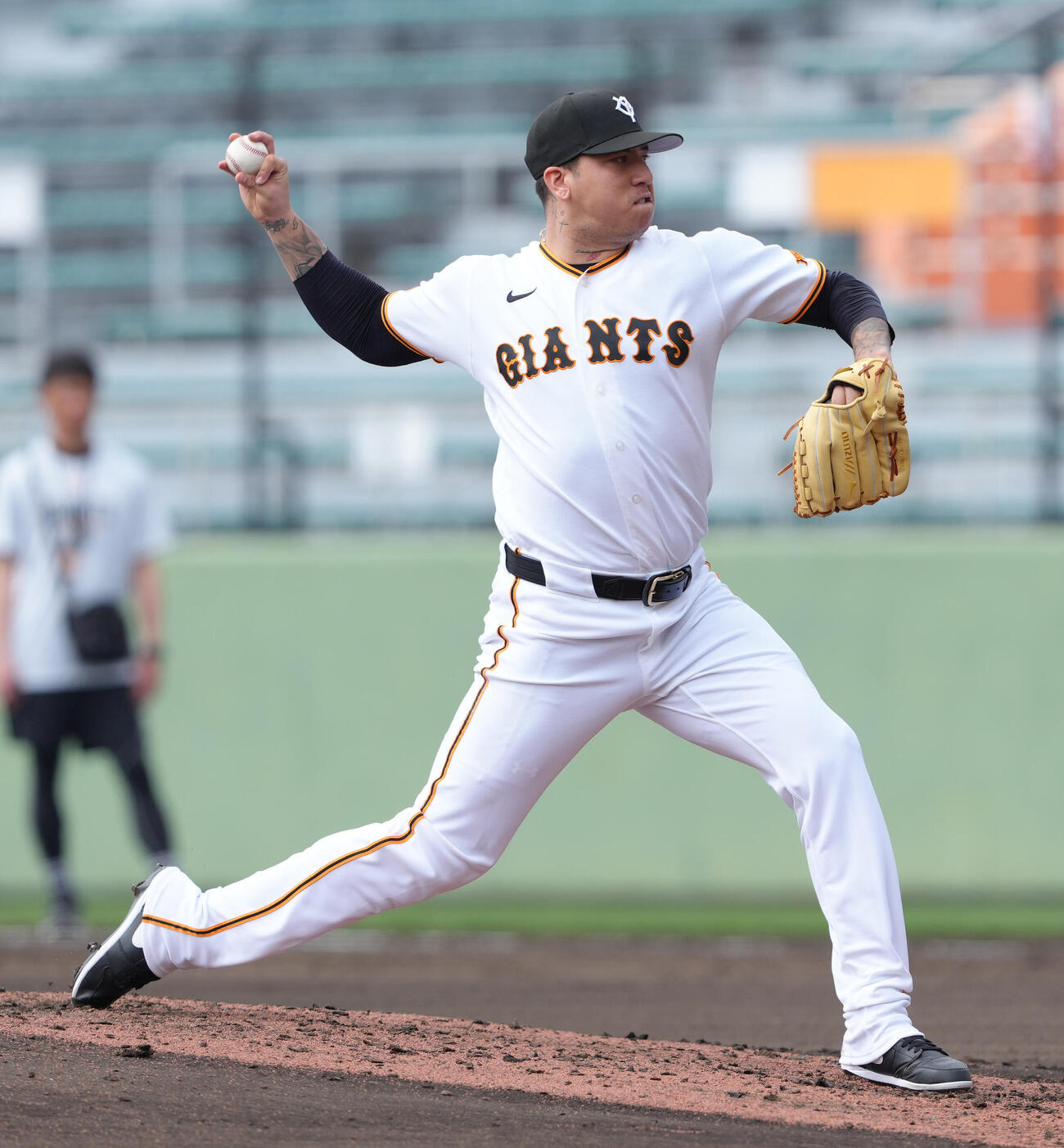 ライブBPに登板した巨人マタ（撮影・足立雅史）
