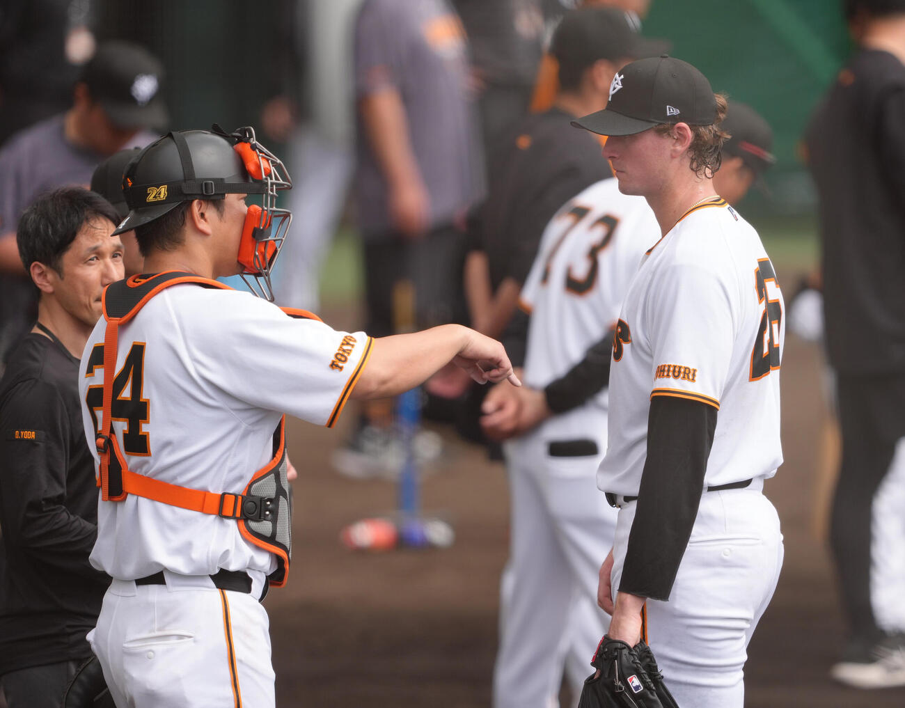 ライブBPを終えた巨人ウィットリー（右）は大城と会話を交わす（撮影・足立雅史）