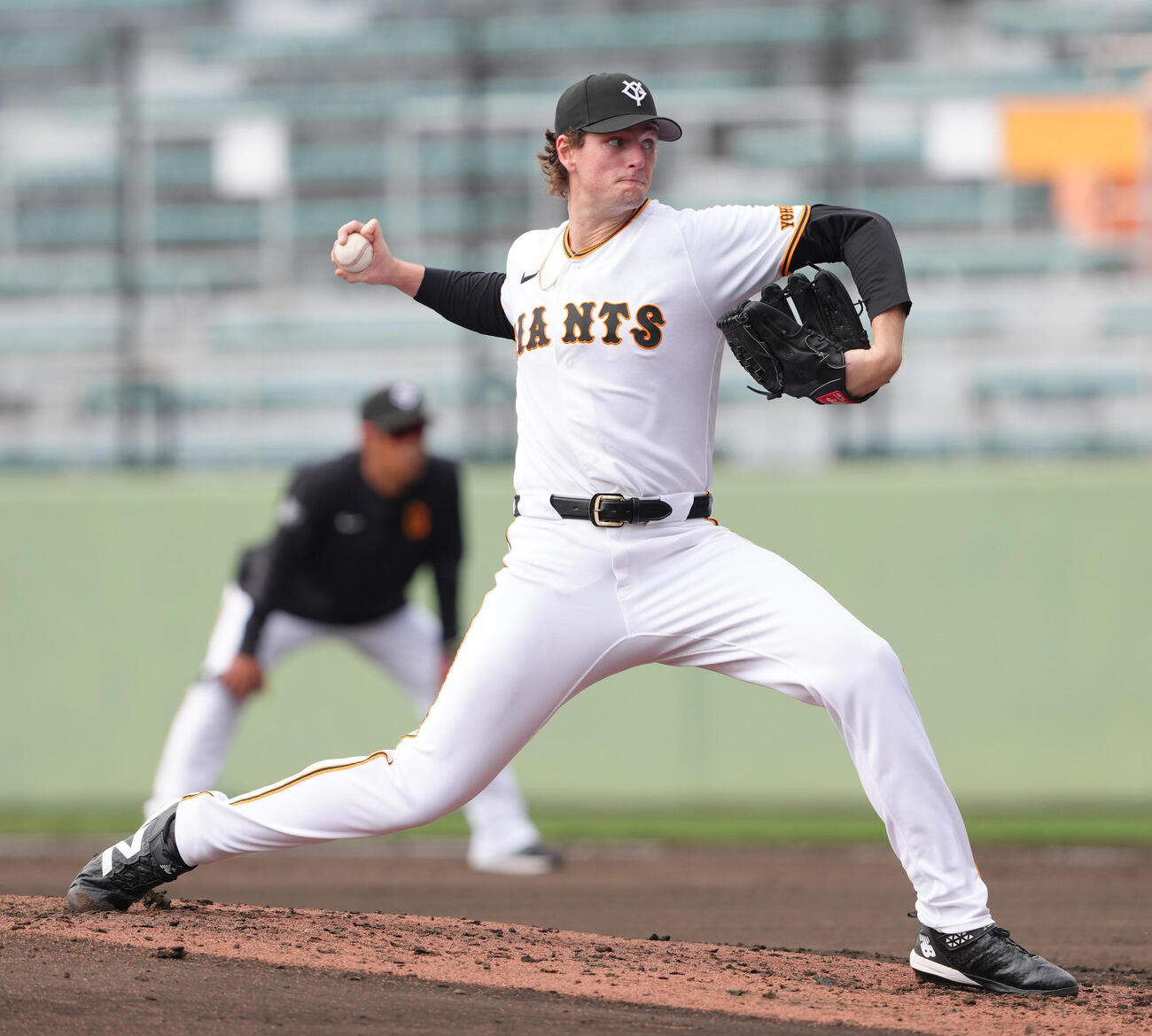 ライブBPに登板した巨人ウィットリー（撮影・足立雅史）