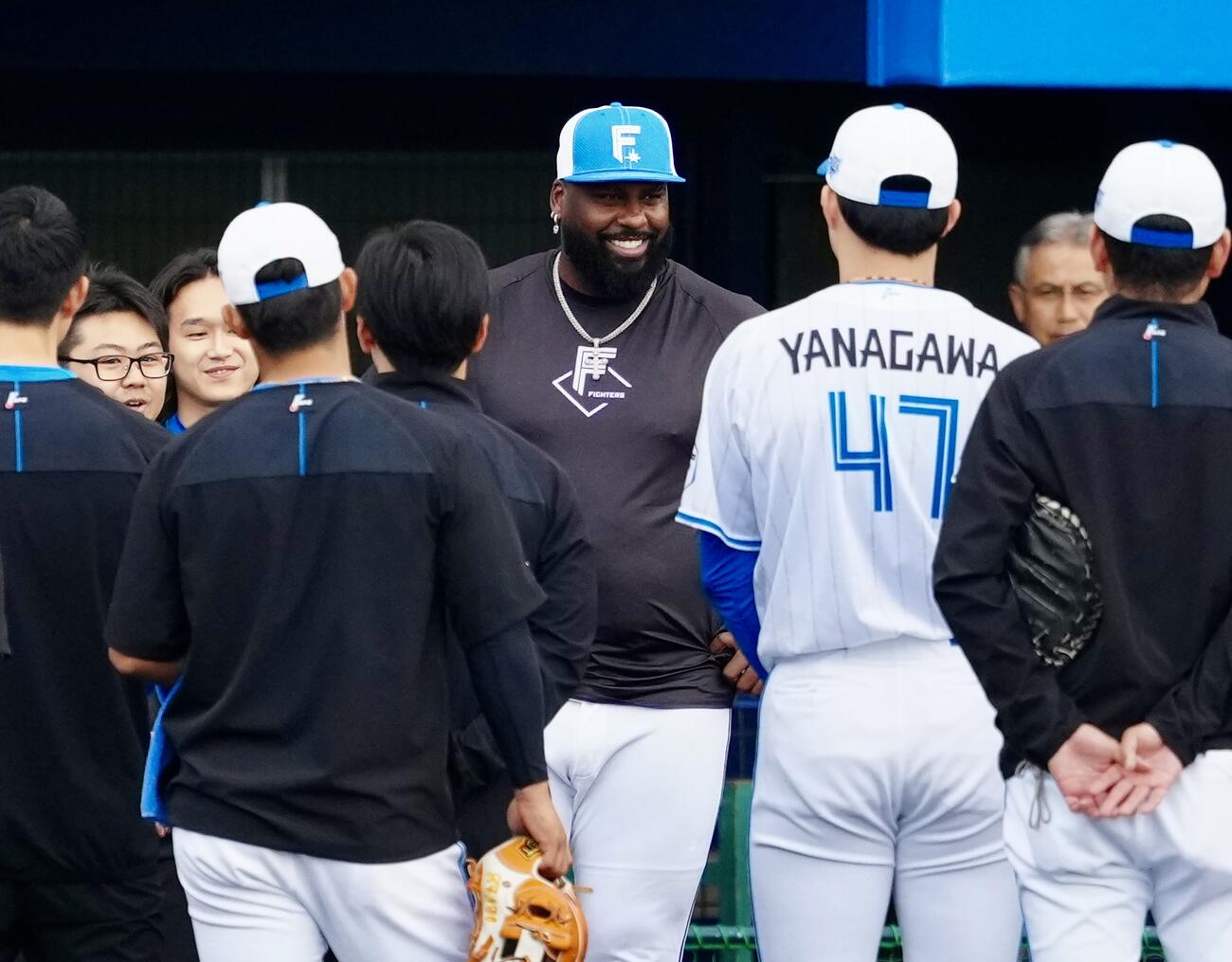 チームに合流し、あいさつする日本ハム・レイエス（中央）（撮影・江口和貴）