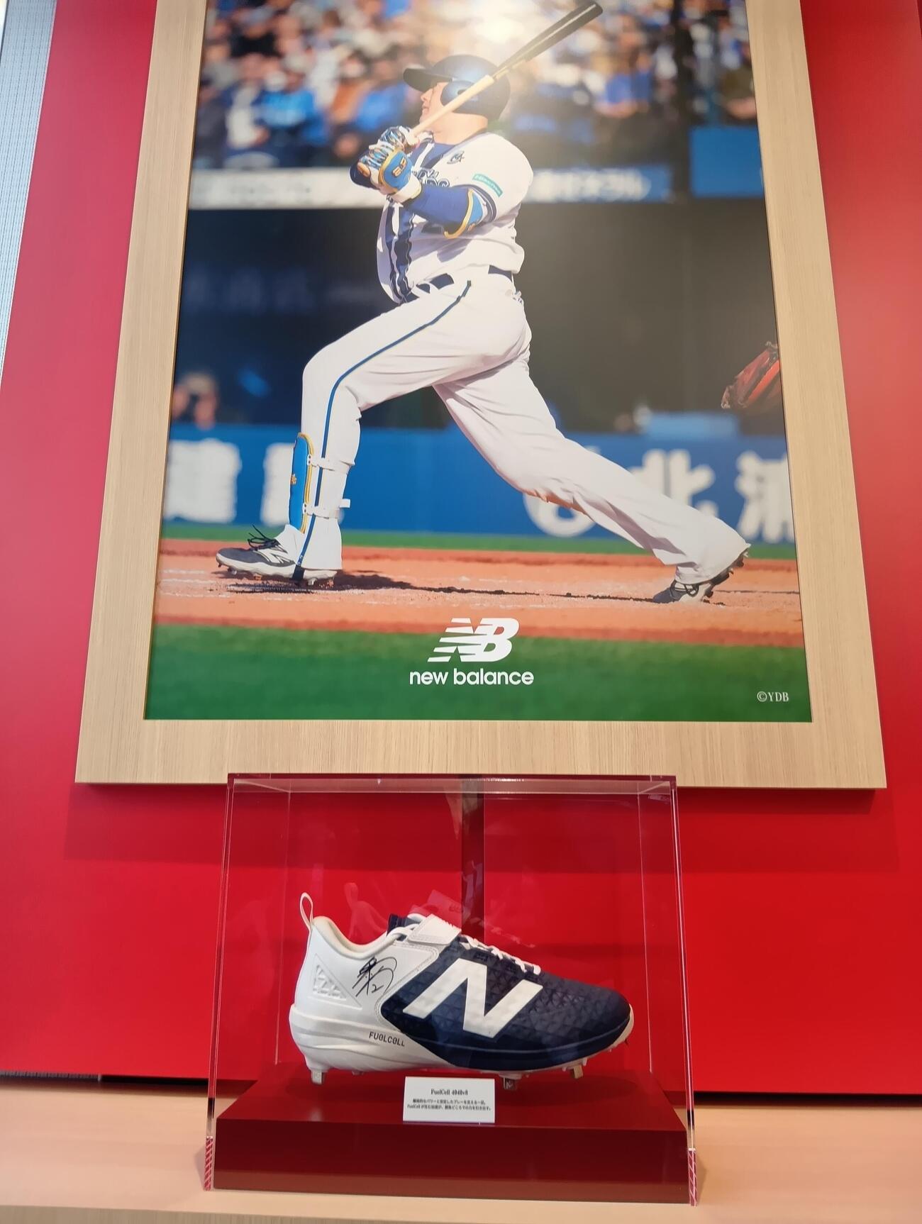ニューバランス原宿店で展示されるDeNA牧秀悟内野手のサイン入りスパイク