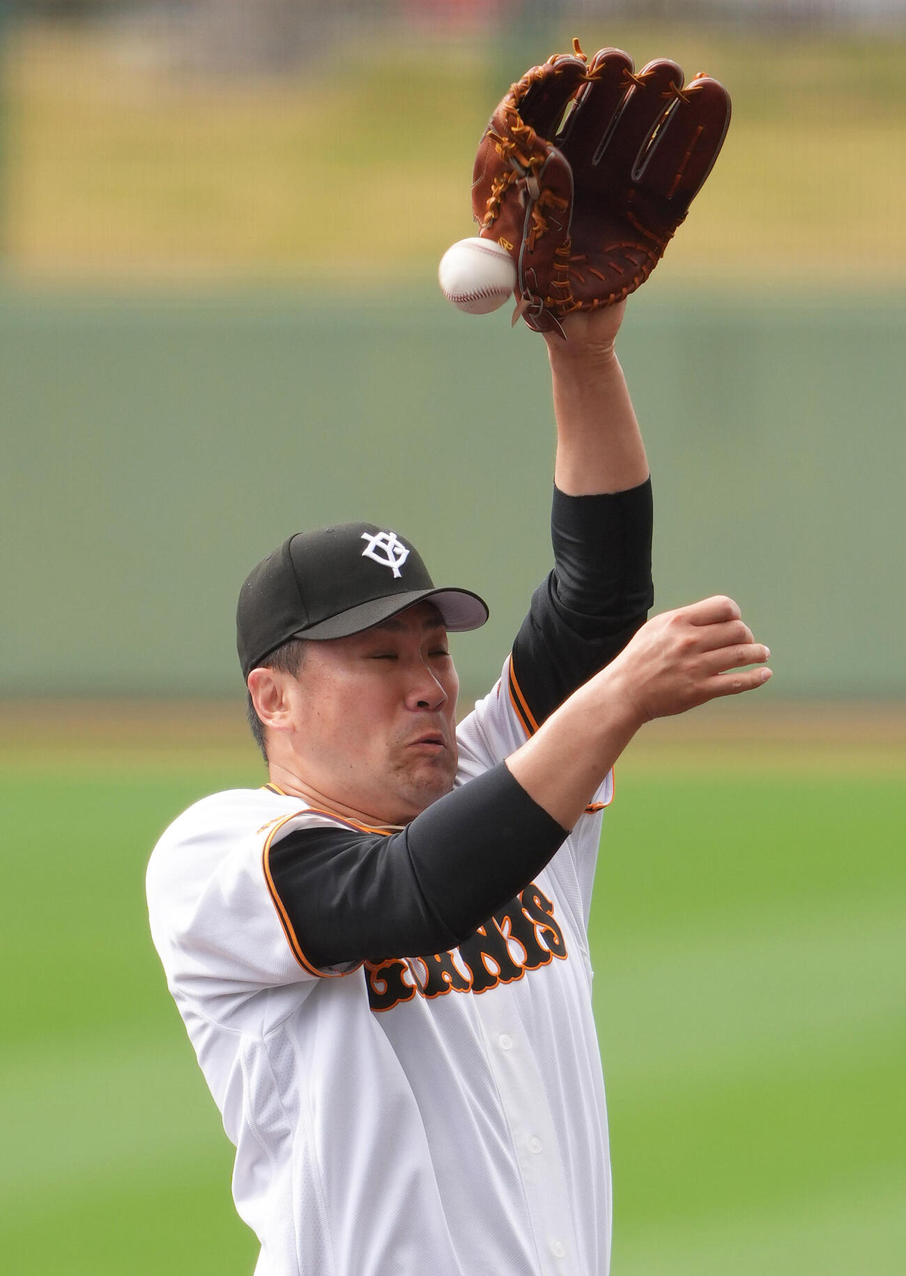 ライブBPで強襲の当たりに飛びつく巨人田中将（撮影・足立雅史）