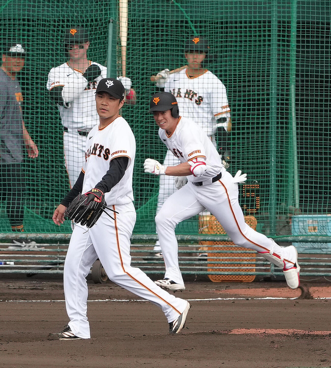 ライブBPに登板した則本（左）。打者松本（撮影・足立雅史）