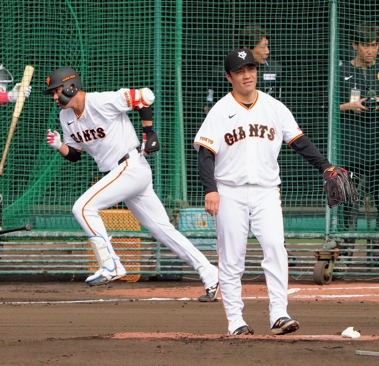 ライブBPで則本（右）は坂本勇に安打性の当たりを浴びる（撮影・足立雅史）