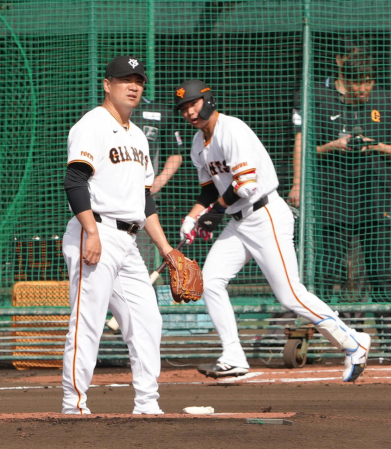 ライブBPに登板した巨人田中将（左）。打者坂本勇（撮影・足立雅史）