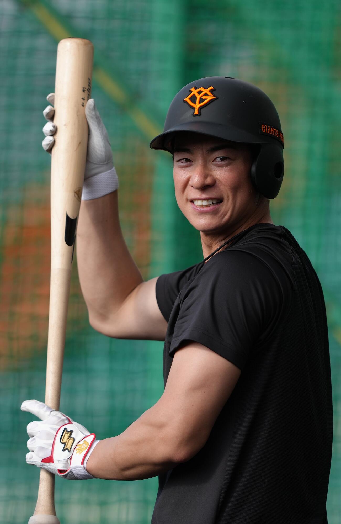 声援に笑顔を見せる巨人松本（撮影・足立雅史）